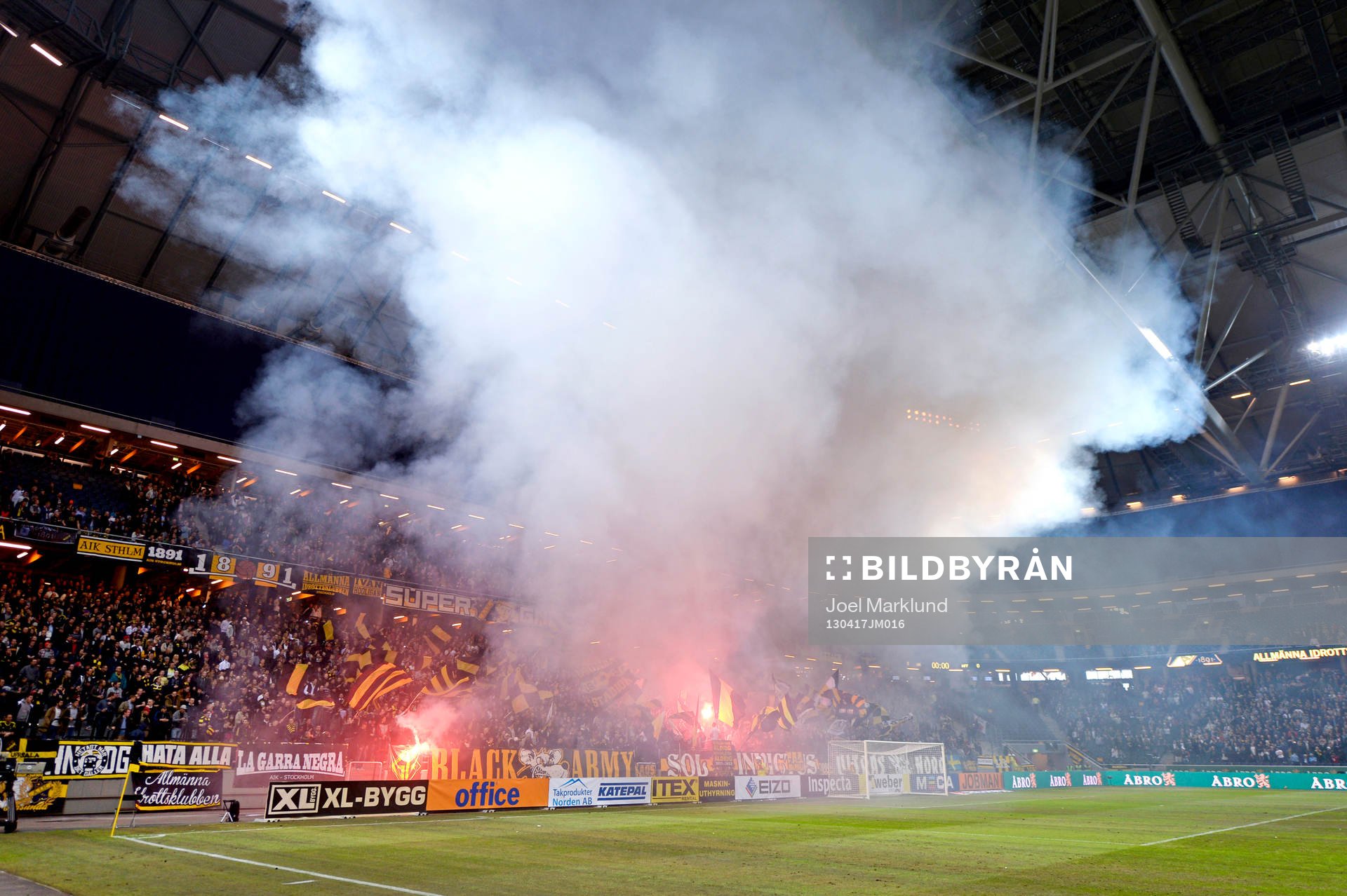 AIK-klacken tänder bengaler och matchen bryts