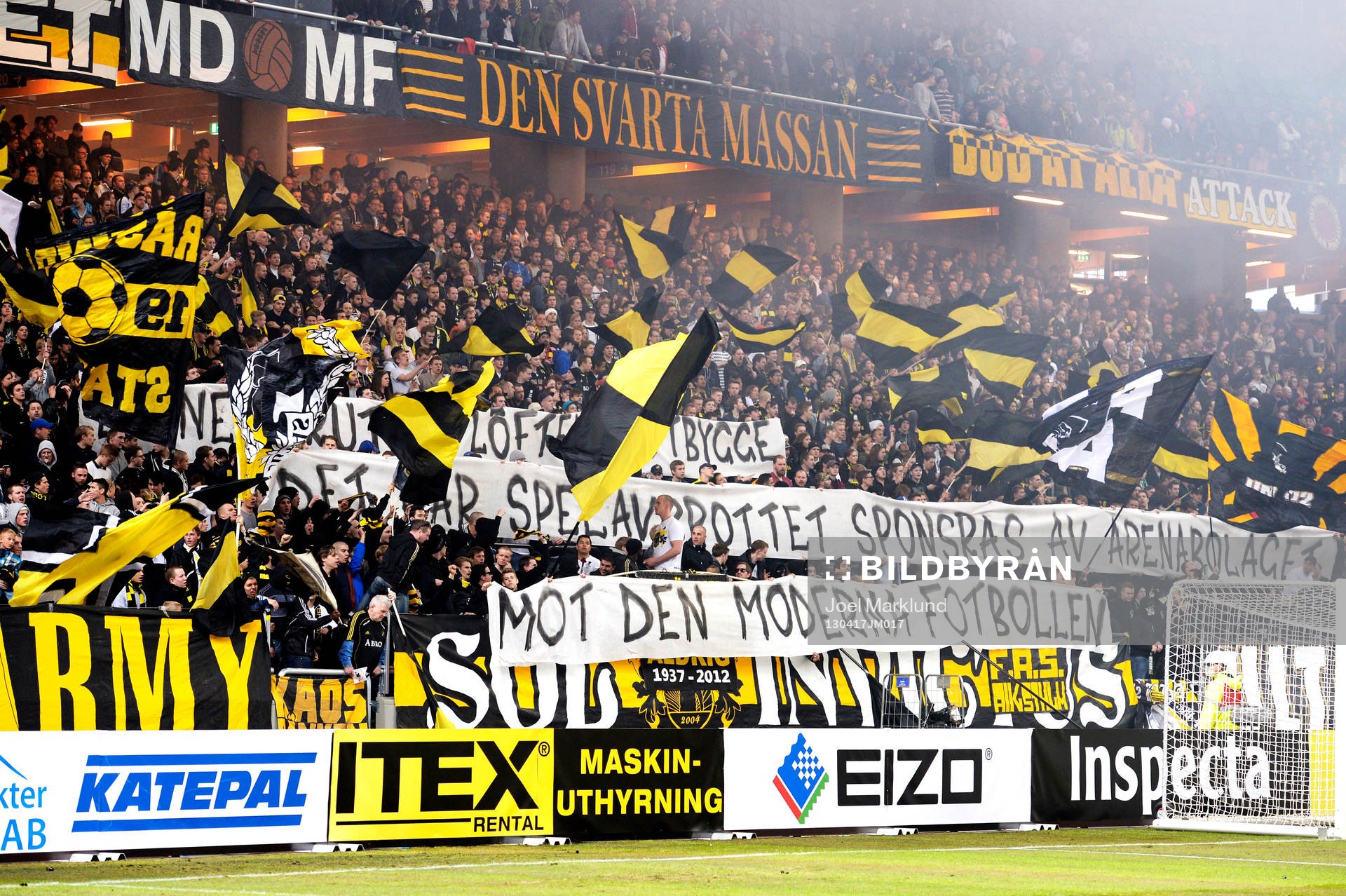 AIK-klacken protesterar mot det stängda taket