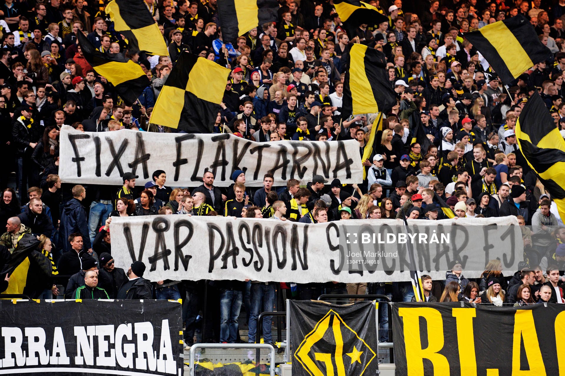 AIK-klacken protesterar mot det stängda taket med