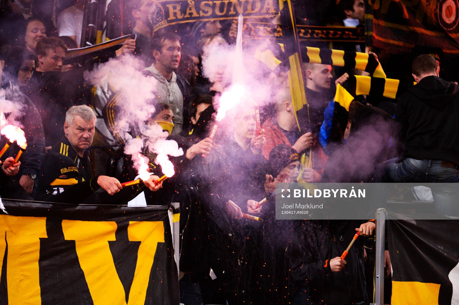 Bengaler tänds i AIK-klacken när spelarna kommer in