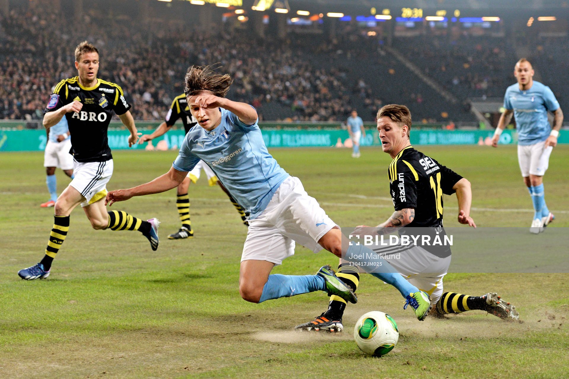 Simon Thern, Malmö FF stoppas av Martin Lorentzson, AIK