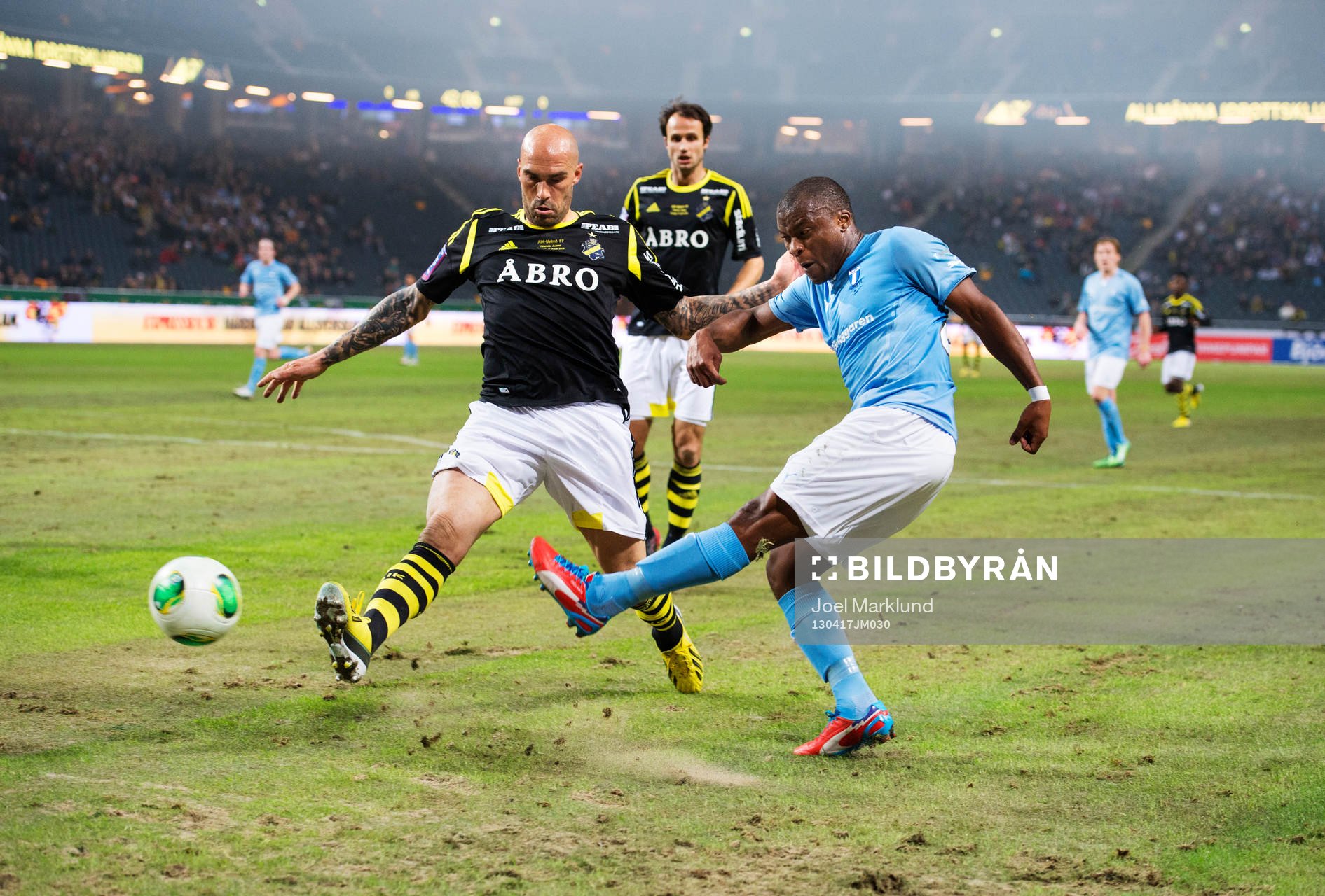 Daniel Majstorovic, AIK, utmanas av Tokelo Rantie, Malmö FF