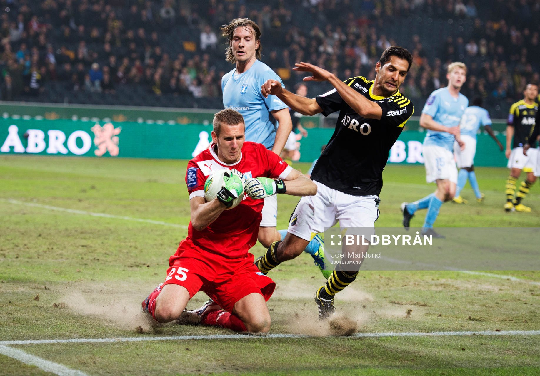 Robin Olsen, målvakt, Malmö FF, stoppar Celso Borges,