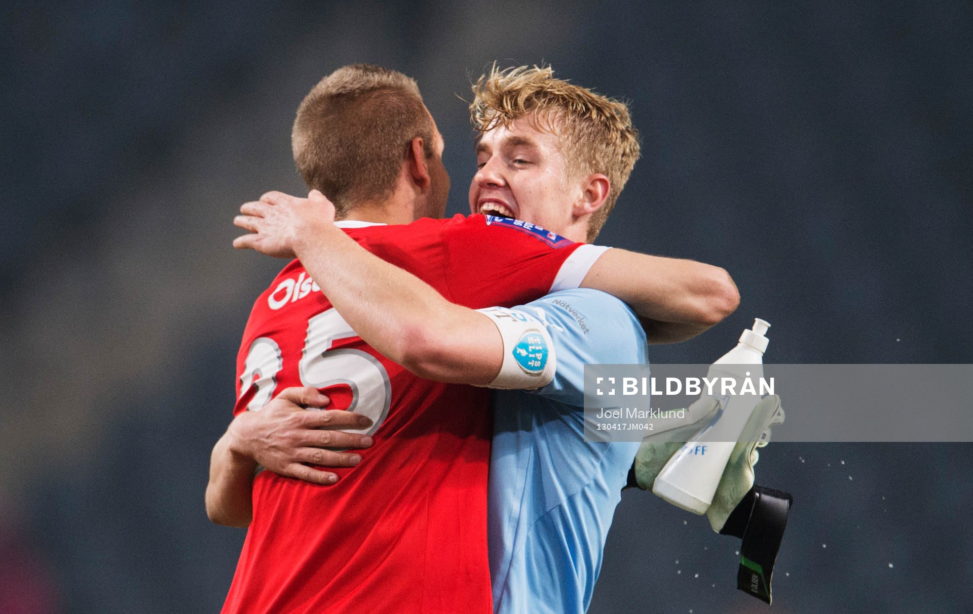 Robin Olsen, målvakt, och Filip Helander, Malmö FF, jublar