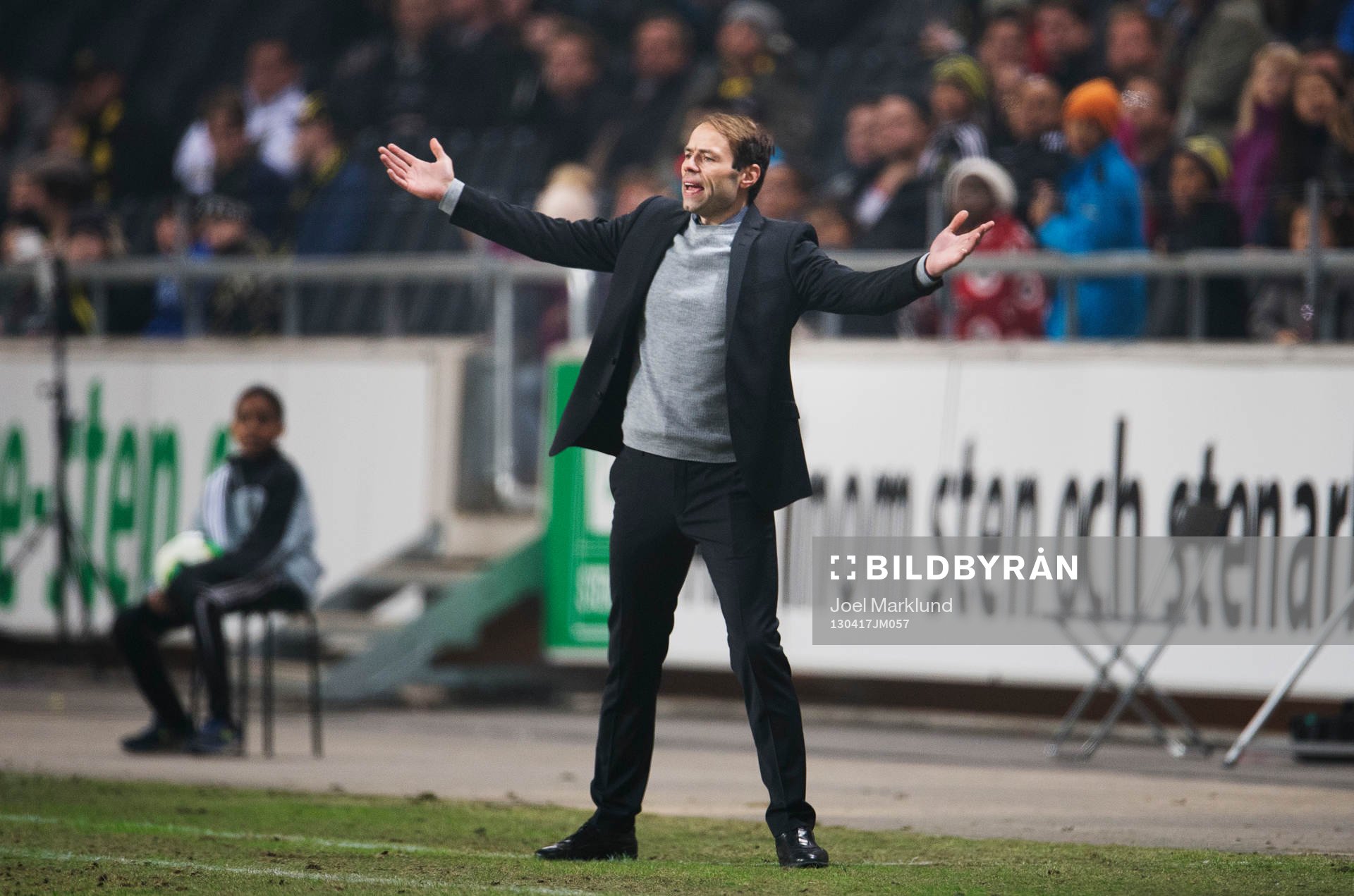 Andreas Alm, tränare AIK, slår ut med armarna