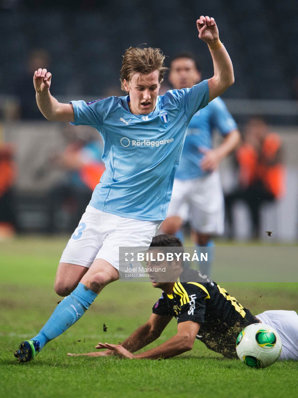 Emil Forsberg, Malmö FF, når bollen framför Celso