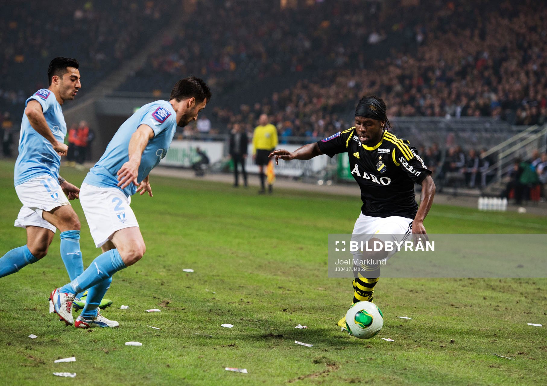 Jiloan Hamad och Matias Concha, Malmö FF, utmanas av