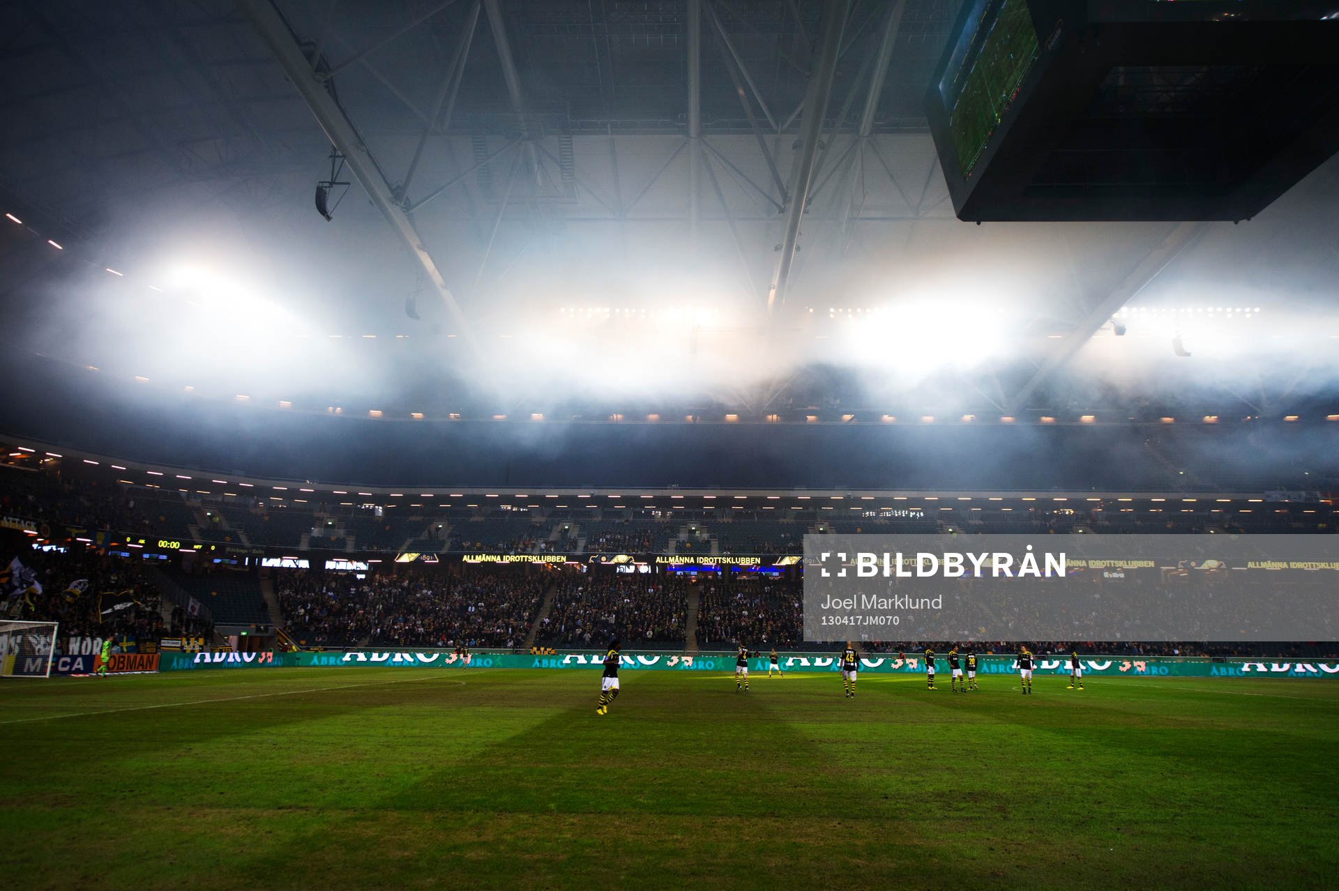 Rök från bengaleldar i AIK:s klack stiger mot taket i