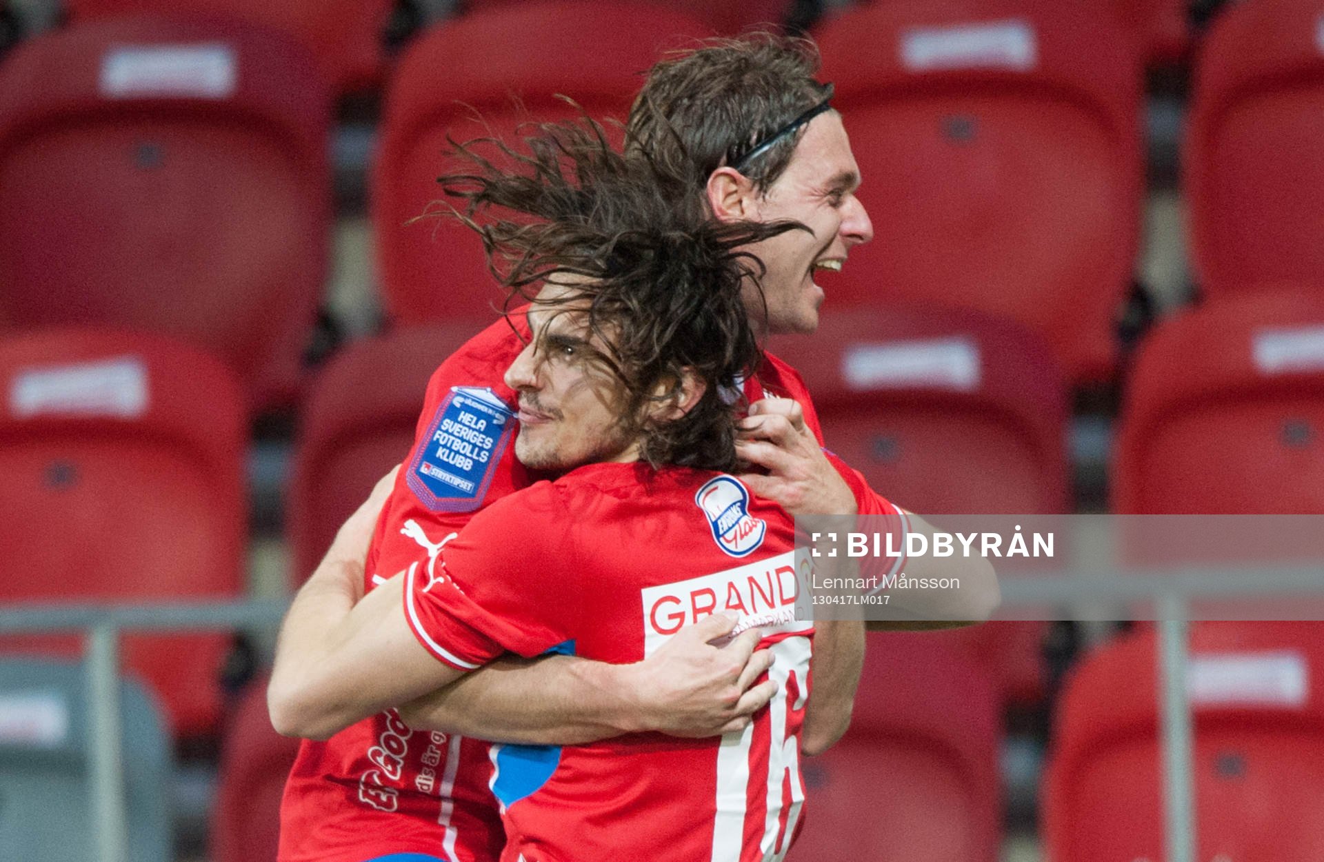Fotboll, allsvenskan, Öster - Häcken: 2-0 Vlado Zlojutro, Öster, som grattas av Freddy Söderberg