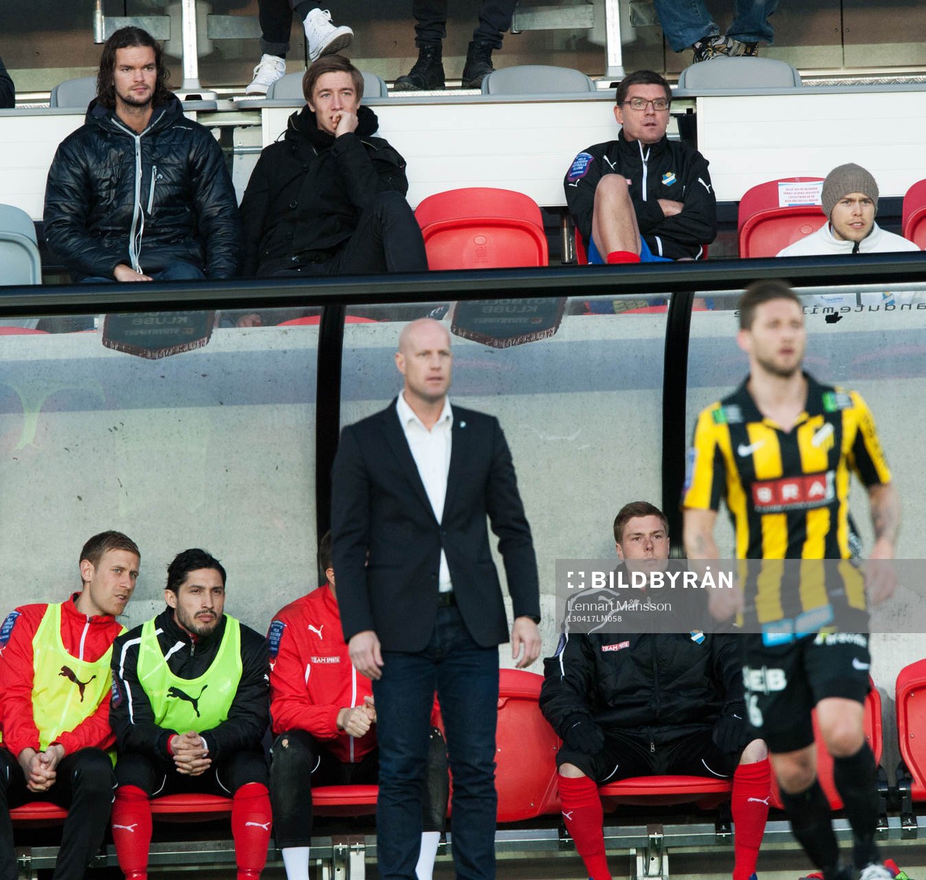 Filip Thurn, skadad, på läktaren bakom Andreas Thomsson,