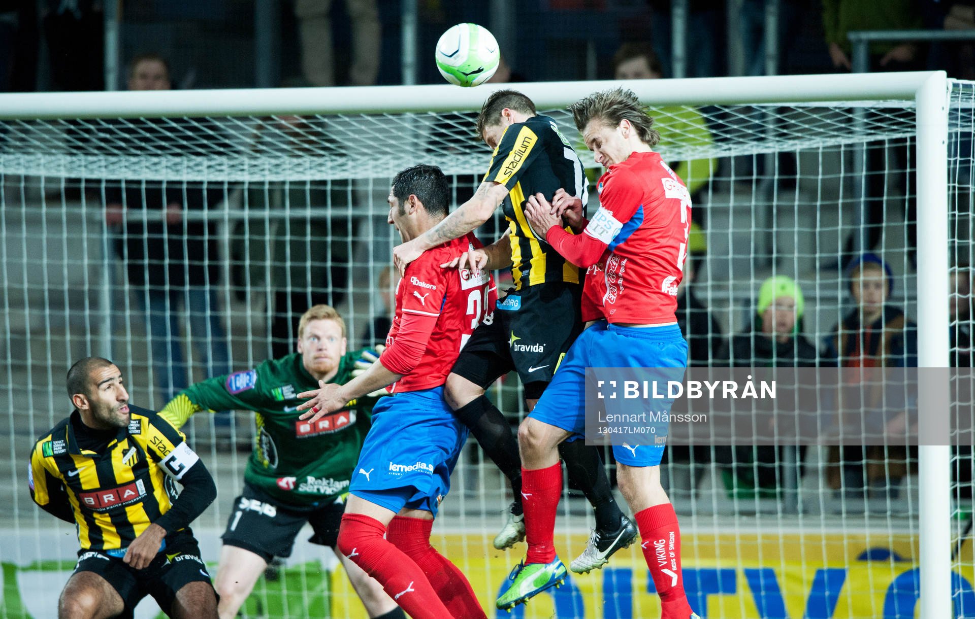 Höjdduell framför mål, framför Christoffer Källqvist,