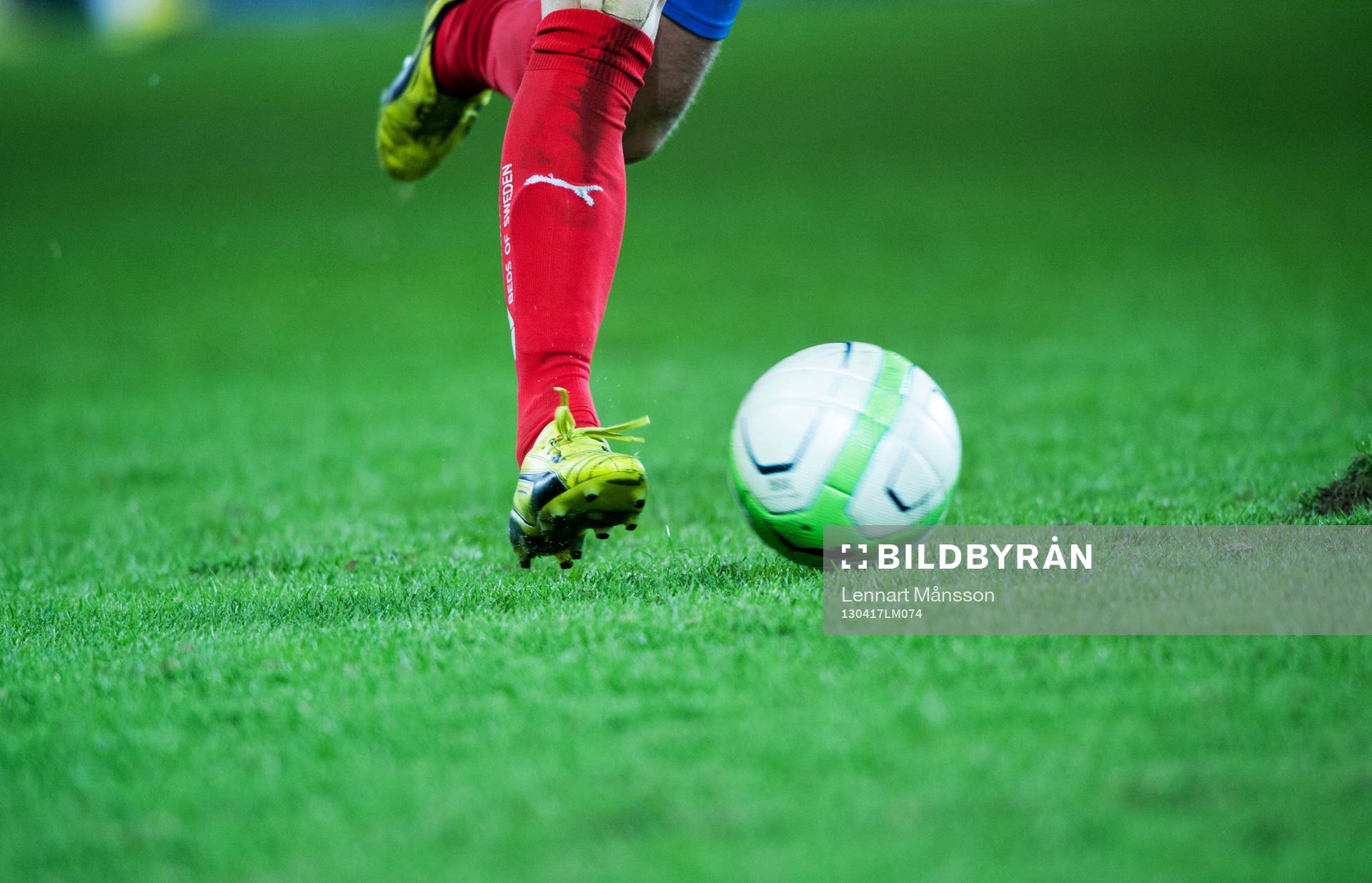 Fot, boll, fotbollsskor, gräsmatta, fotbollsstrumpor,