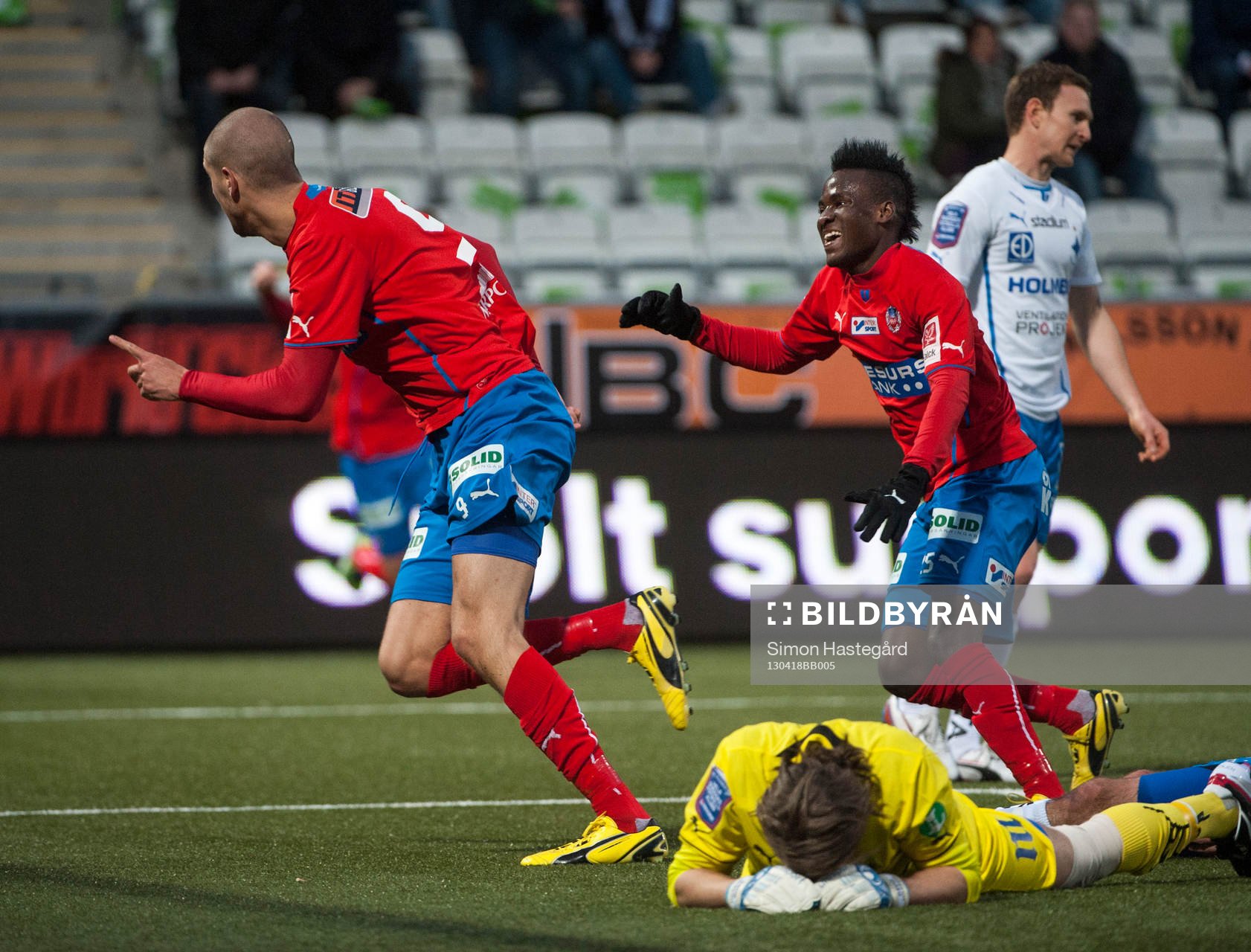 Robin Simovic, och David Accam, Helsingborg, jublar