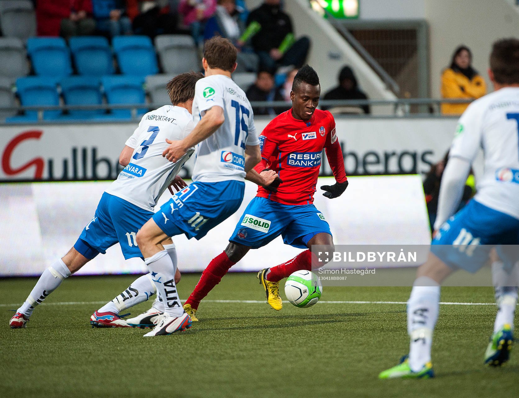 David Accam, Helsingborg, dribblar förbi Norrköpings