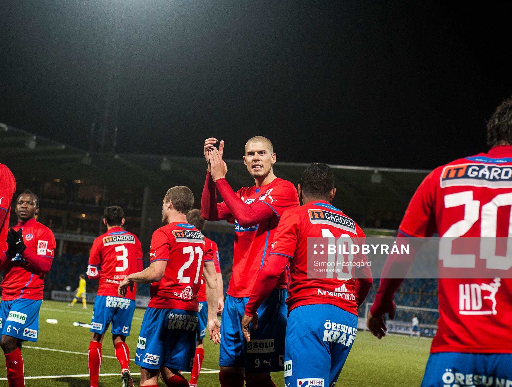 Robin Simovic, Helsingborg, applåderar mot supportrarna