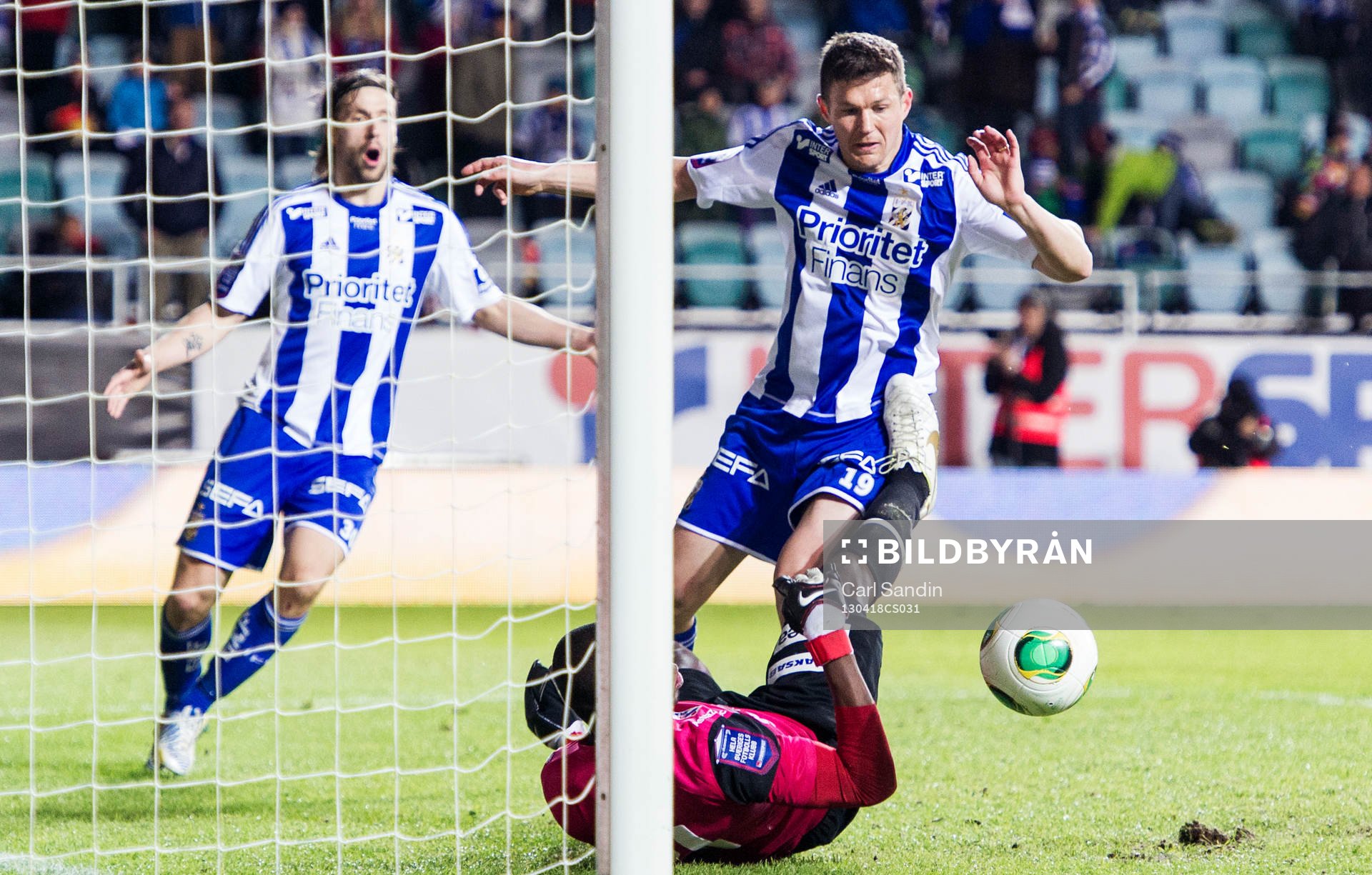 Hannes Stiller, IFK Göteborg, får ett läge framför