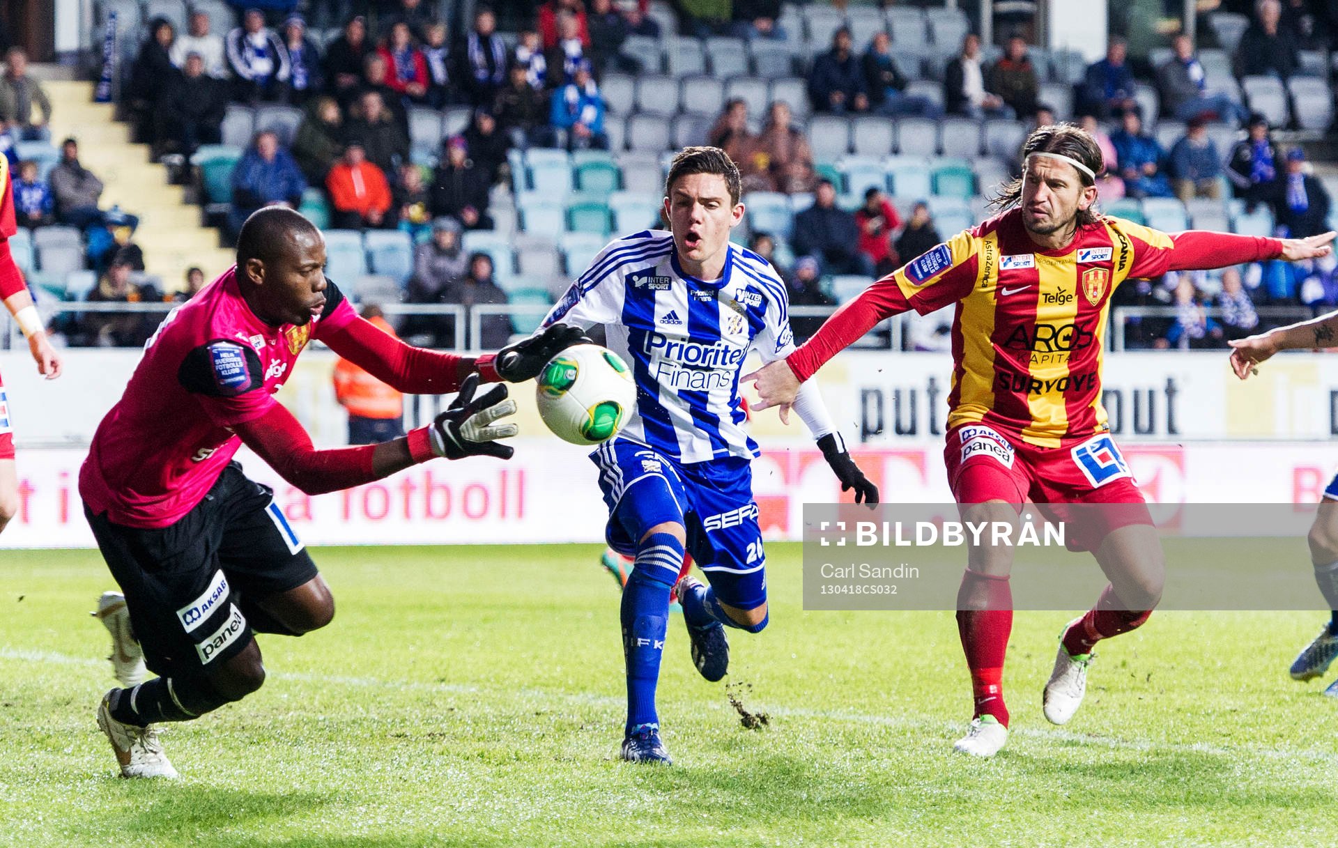 Dwayne Miller, målvakt, Syrianska, plockar bollen framför