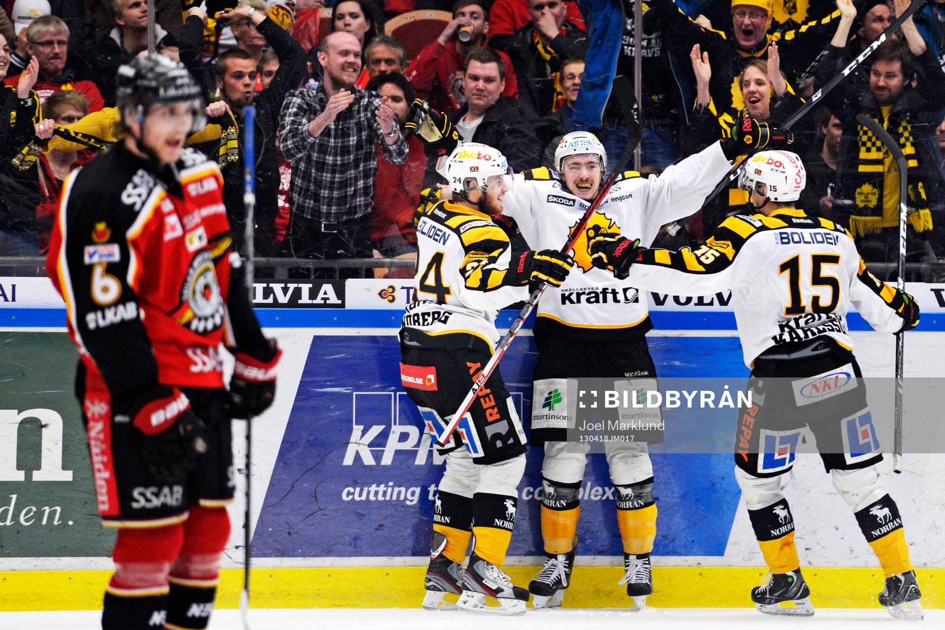 Daniel Gunnarsson, Luleå, deppar medan Oscar Lindberg,