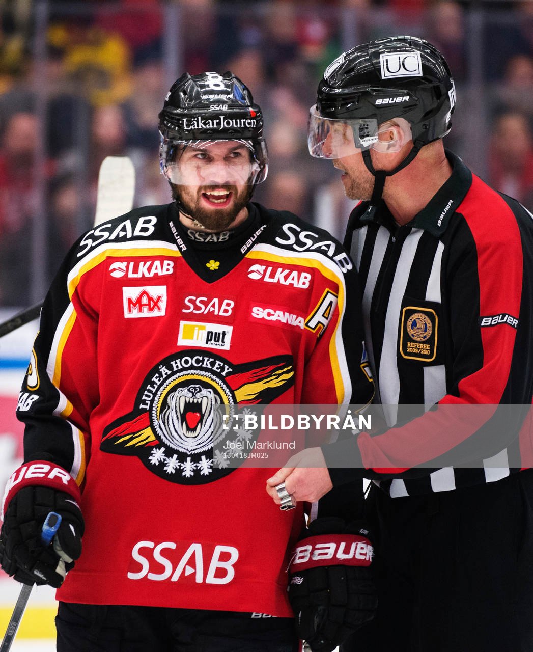 Niklas Olausson, Luleå, pratar med Ulf Rönnmark, domare