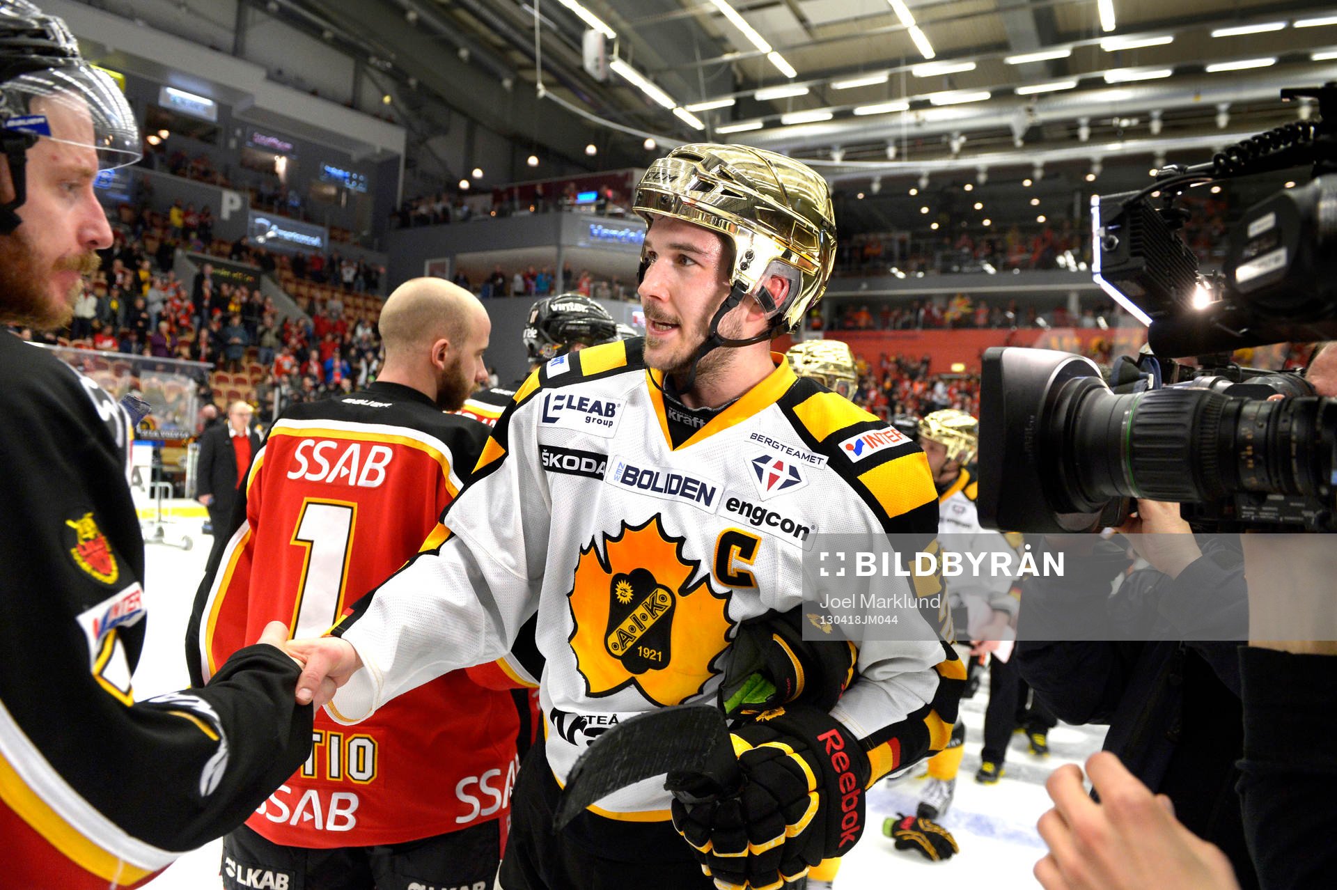 Spelarna tackar varandra