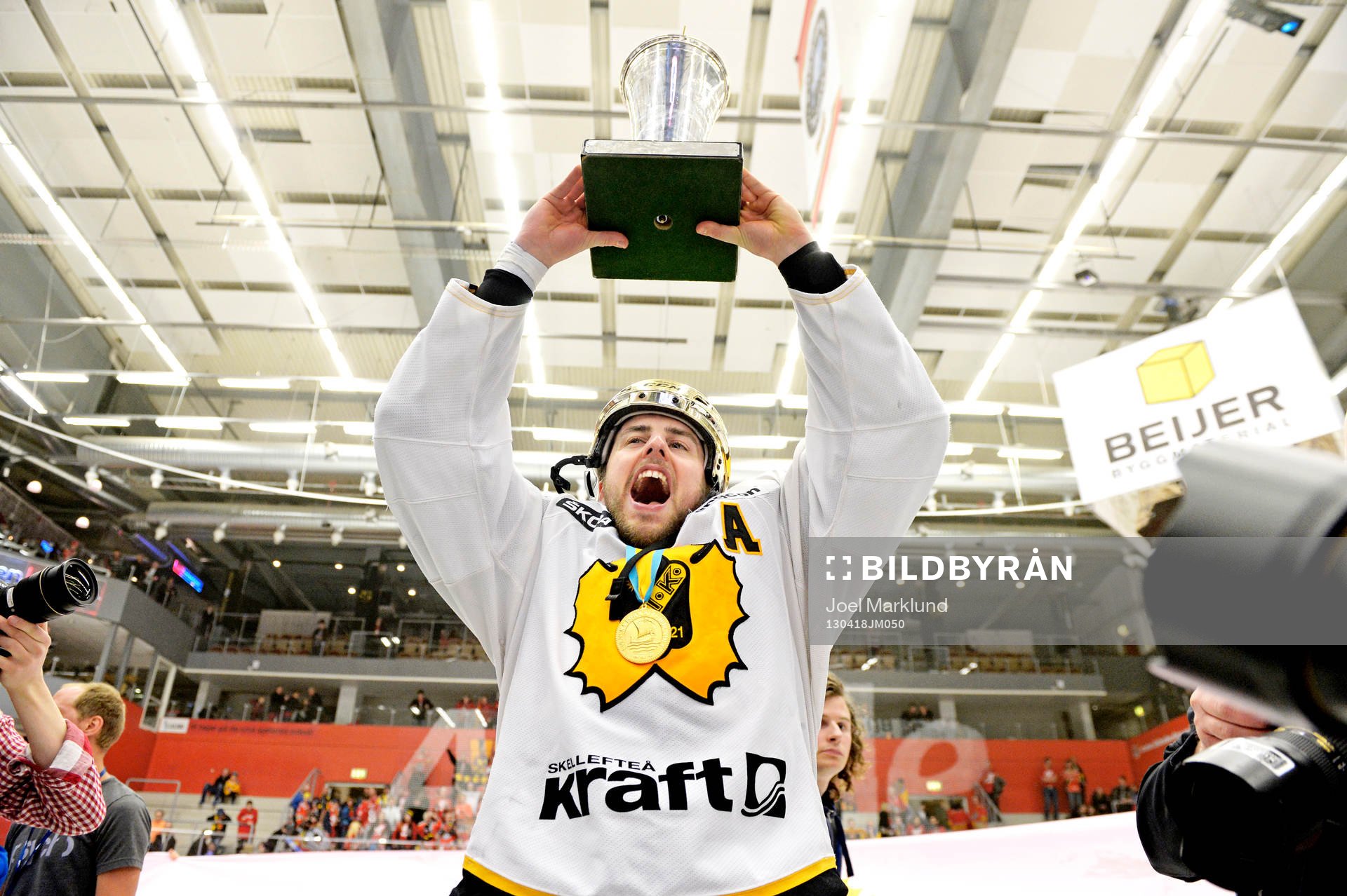 Joakim Lindström, Skellefteå, höjer bucklan