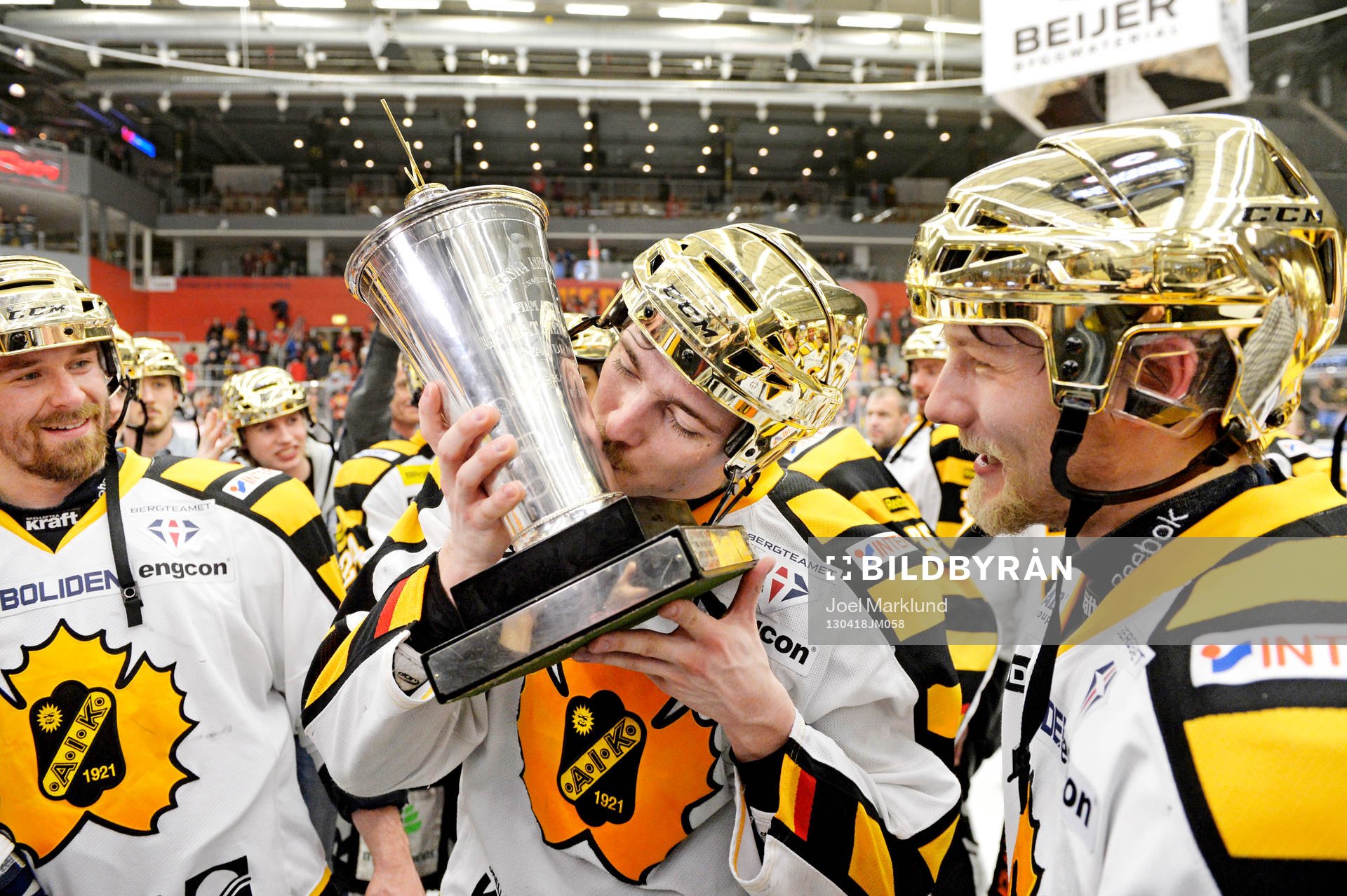 Johan Forsberg, Skellefteå, kysser pokalen