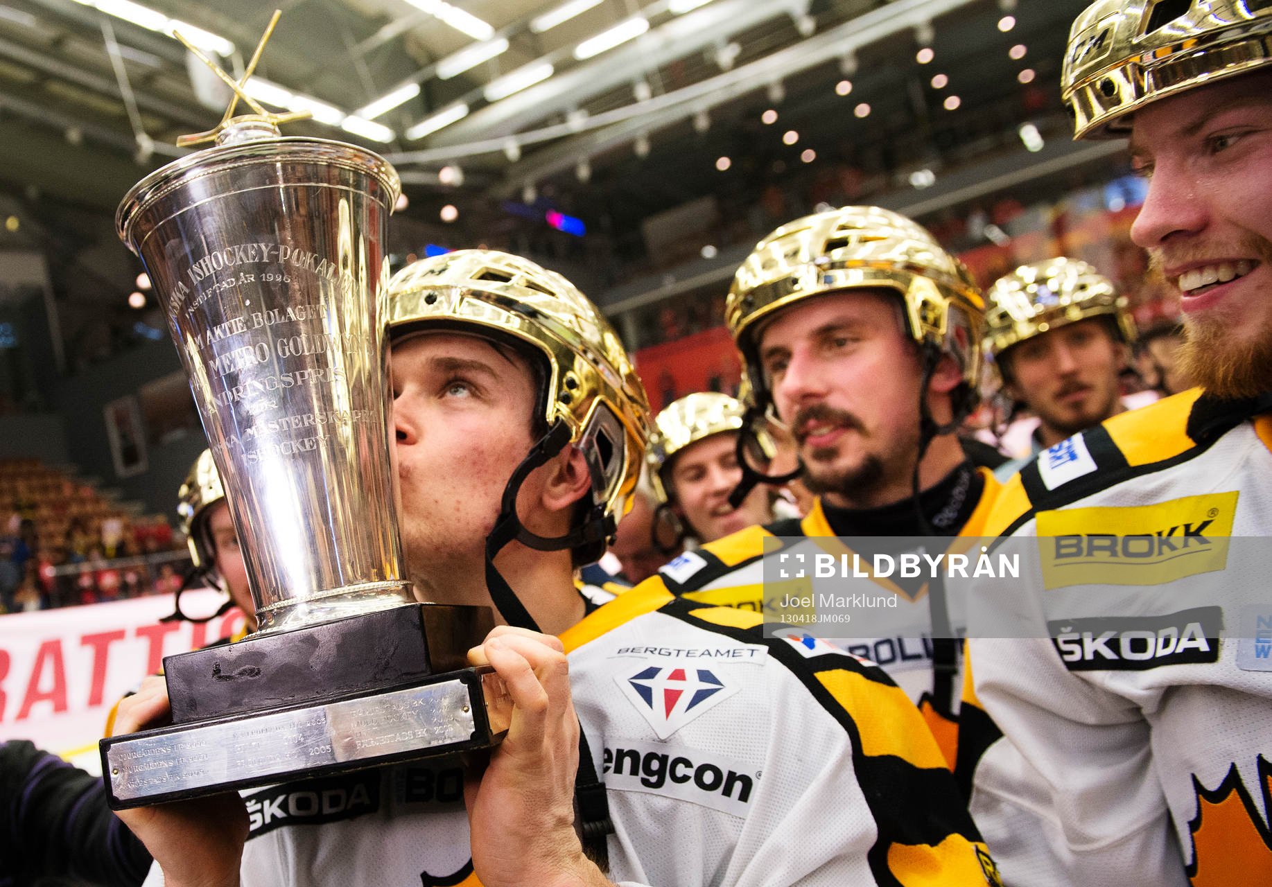 Viktor Arvidsson, Skellefteå, kysser SM-pokalen