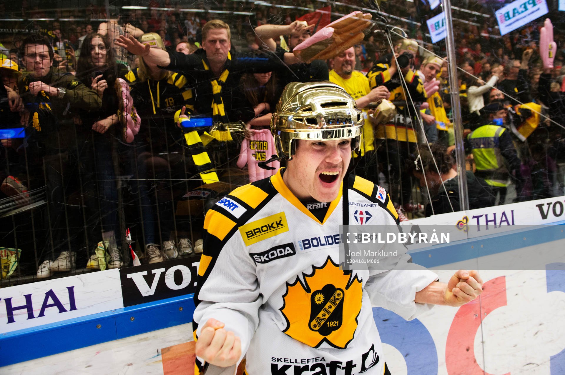 Viktor Arvidsson, Skellefteå, jublar framför fansen