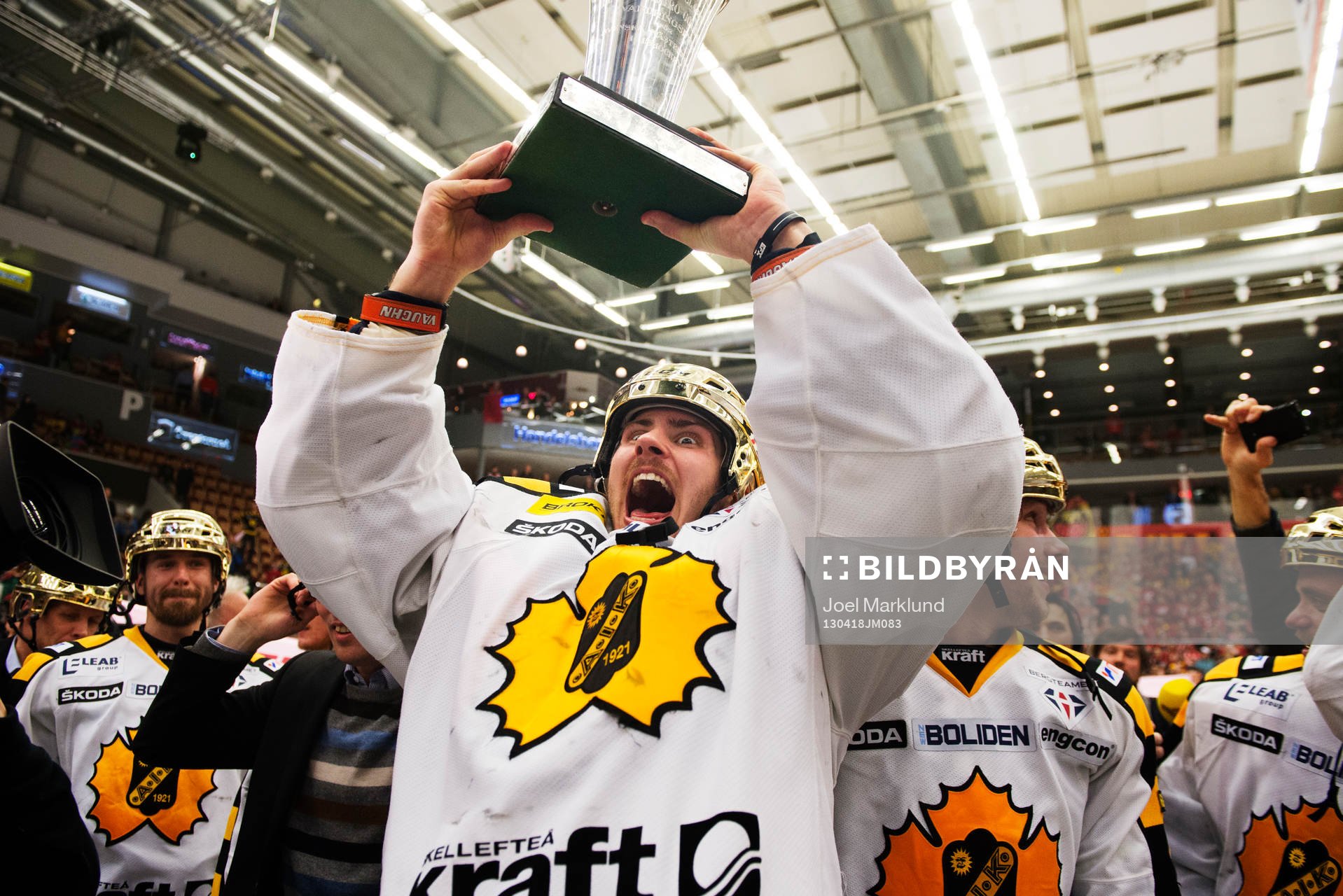 Joacim Eriksson, målvakt, Skellefteå, reser SM-pokalen