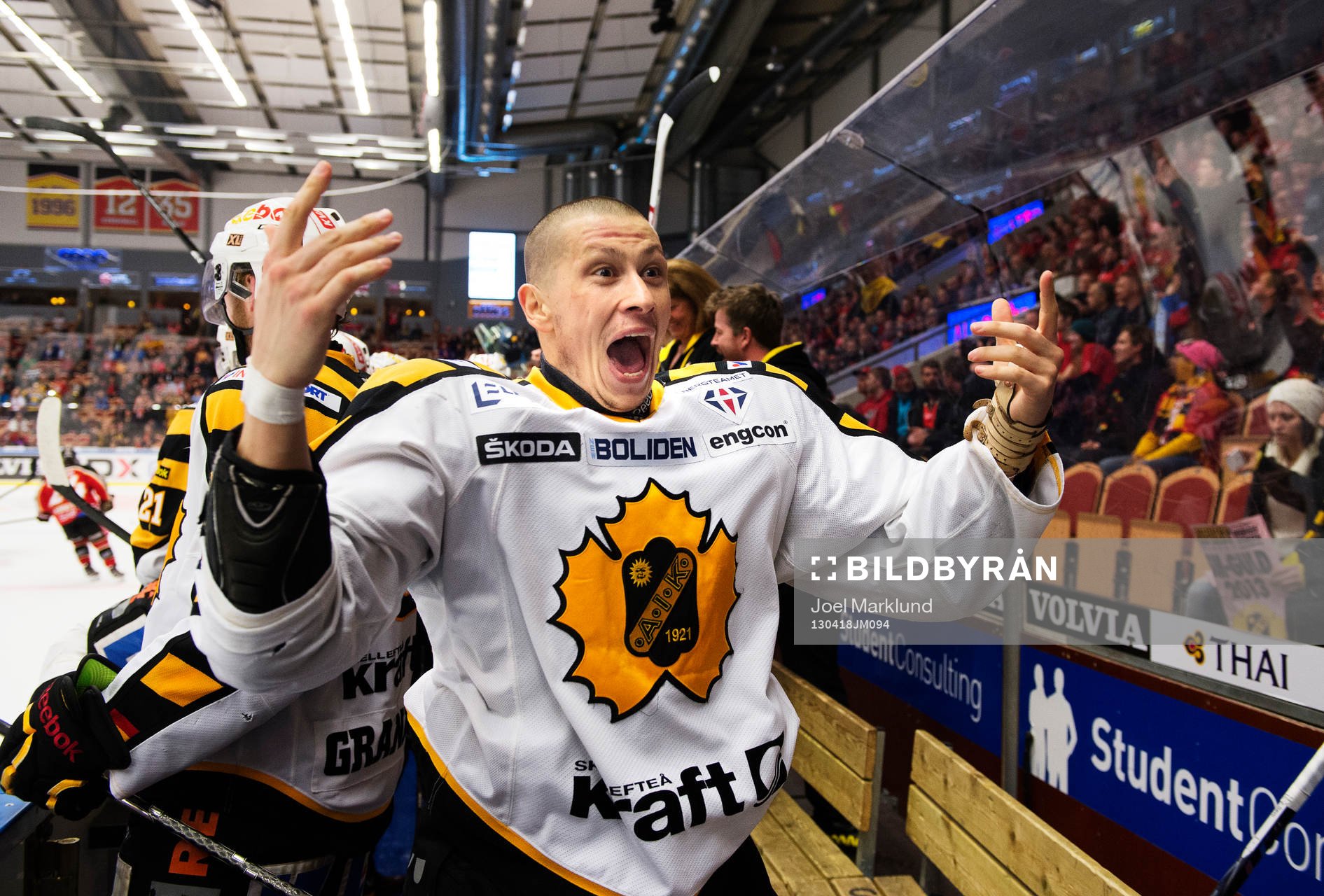 Martin Sevc, Skellefteå, jublar på bänken precis innan