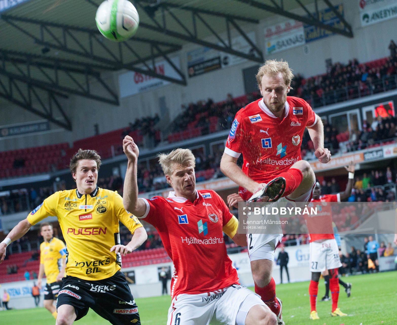 Fotboll, allsvenskan, Kalmar - Elfsborg: Kalmars mittbackar Markus Thorbjörnsson och Paulus Arajuuri rensar undan framför målskytten Lasse Nilsson, Elfsborg