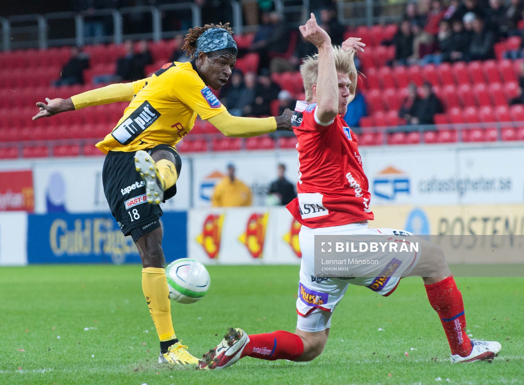 Fotboll, allsvenskan, Kalmar - Elfsborg:  Mohamed Bangura, Elfsborg, och Paulus Arajuuri, Kalmar