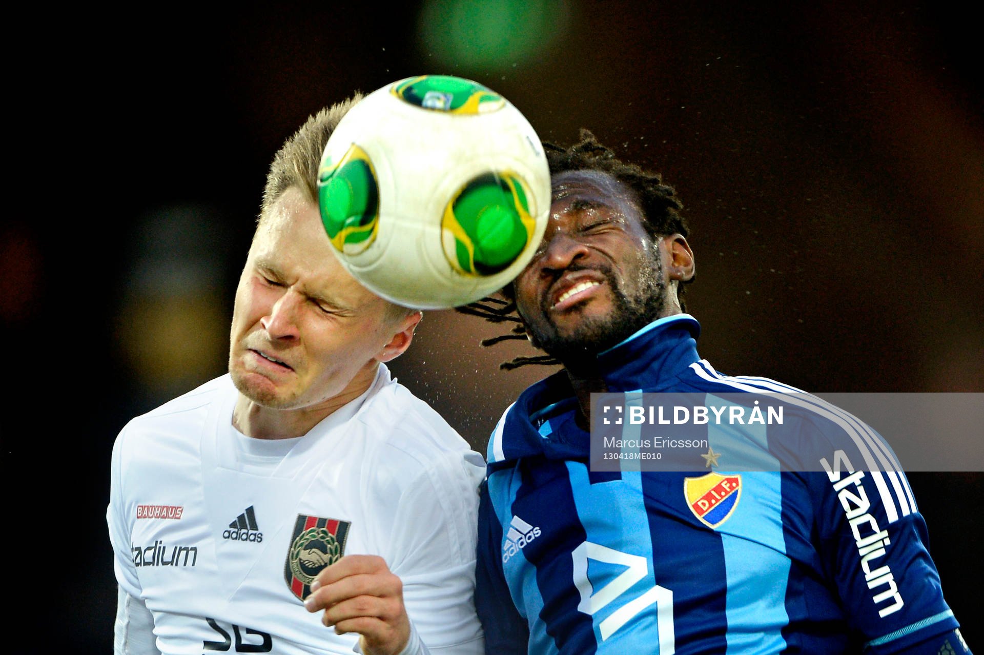 Fotboll, Allsvenskan, Djurgården - Brommapojkarna: Jacob Une Larsson, Brommapojkarna och Amadou Jawo, Djurgården i nickduell.