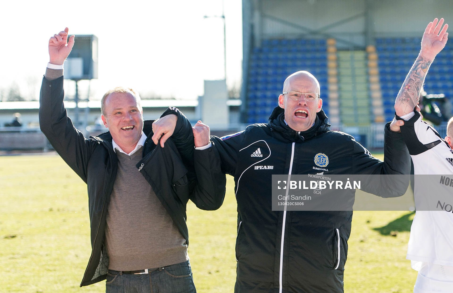 Fotboll, Superettan, Varberg - Sundsvall: Roger Franzén och Joel Cedergren, tränare Sundsvall, tackar publiken efter matchen.