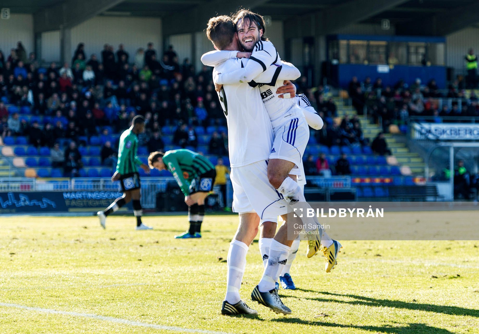Johan Eklund kramas om av Robin Sellin, Sundsvall