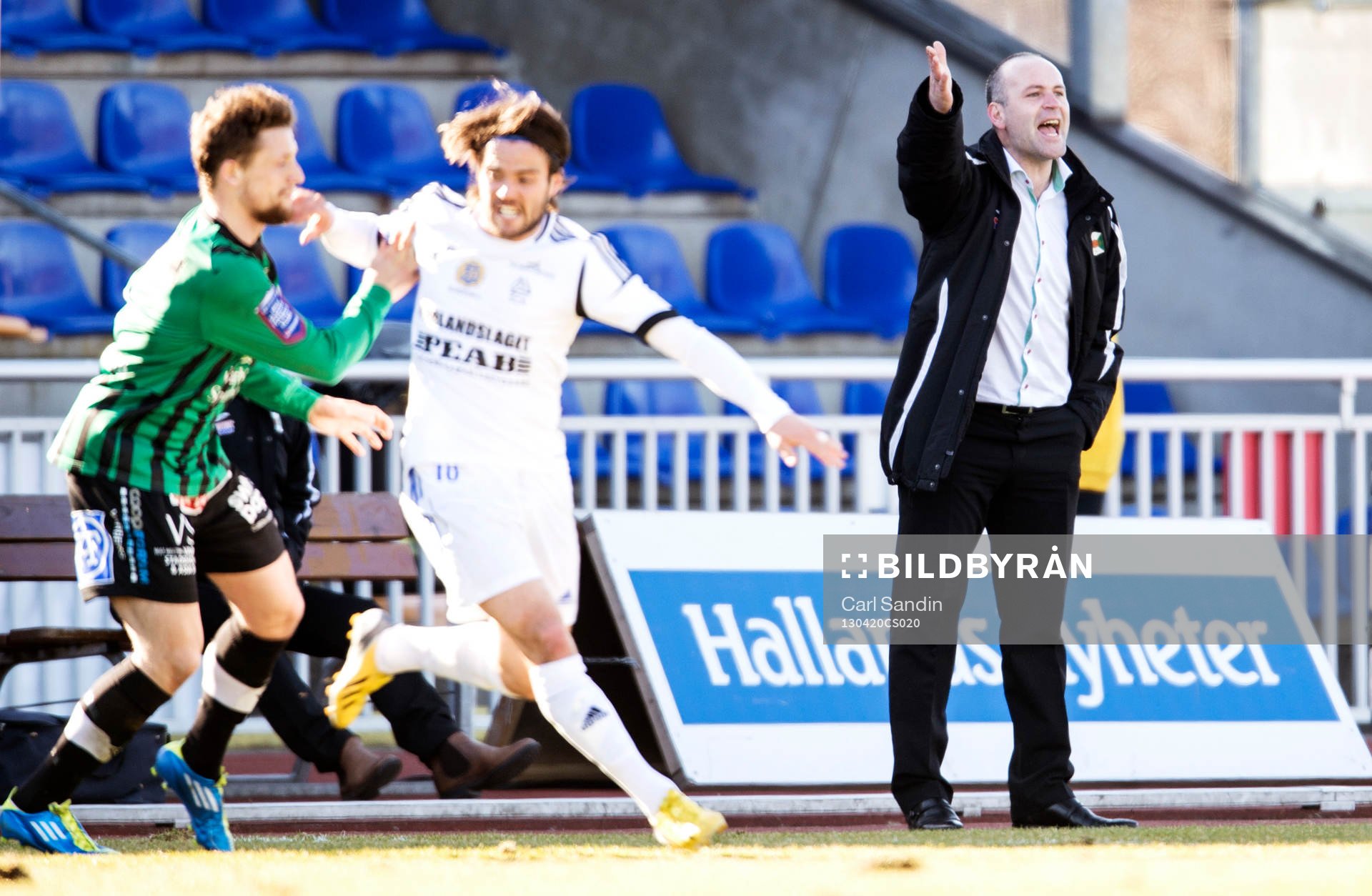 Halda Kabil, tränare Varberg, ropar till spelarna på