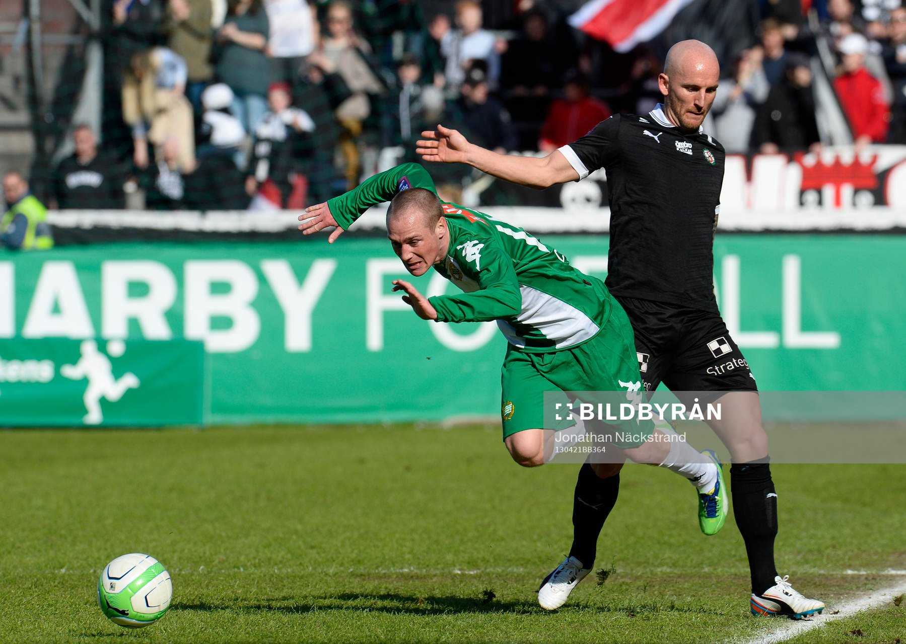Fotboll, Superettan, Hammarby - Örebro: Tobias Nilsson, Örebro, i en närkamp med Christoffer Carlsson, Hammarby.