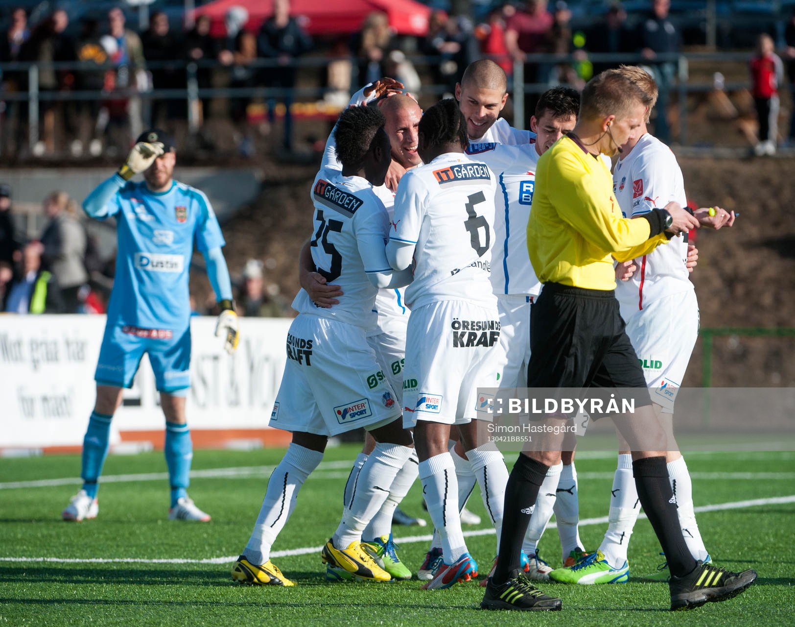 Mattias Lindström, Helsingborg, blir omfamnad av
