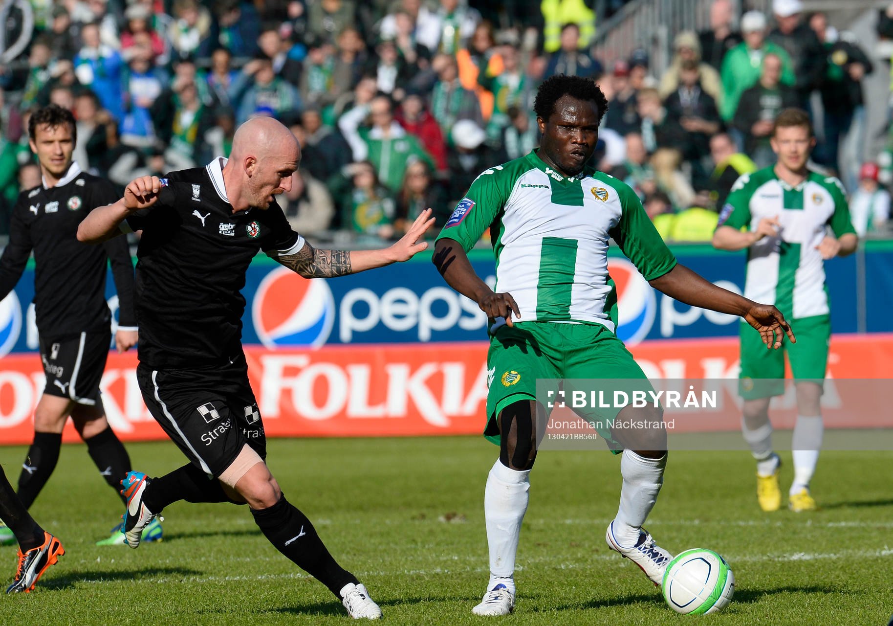 Fotboll, Superettan, Hammarby - Örebro: Tobias Nilsson, Örebro, i en närkamp med Monday James, Hammarby.