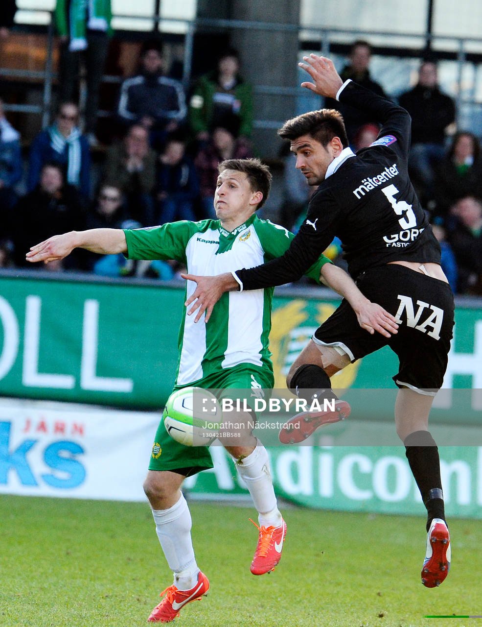 Illir Berisha, Örebro, i en närkamp med Billy Schuler,