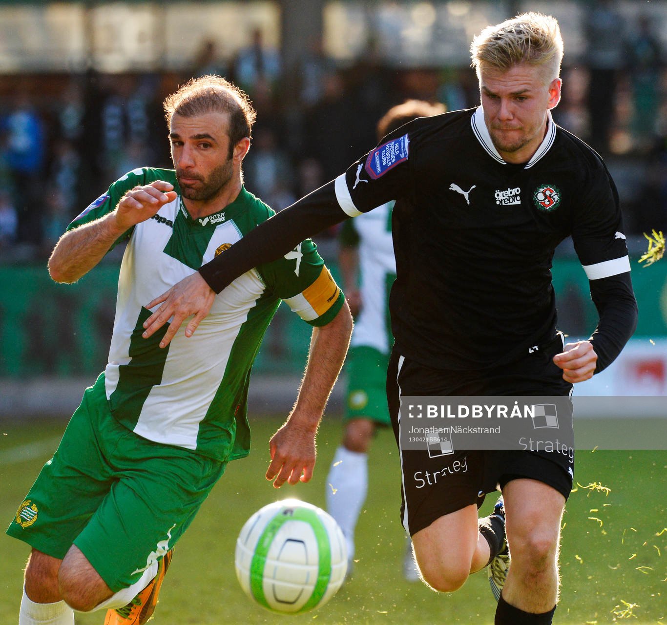 Erik Lund, Örebro, i en närkamp med Kennedy Bakircioglu,