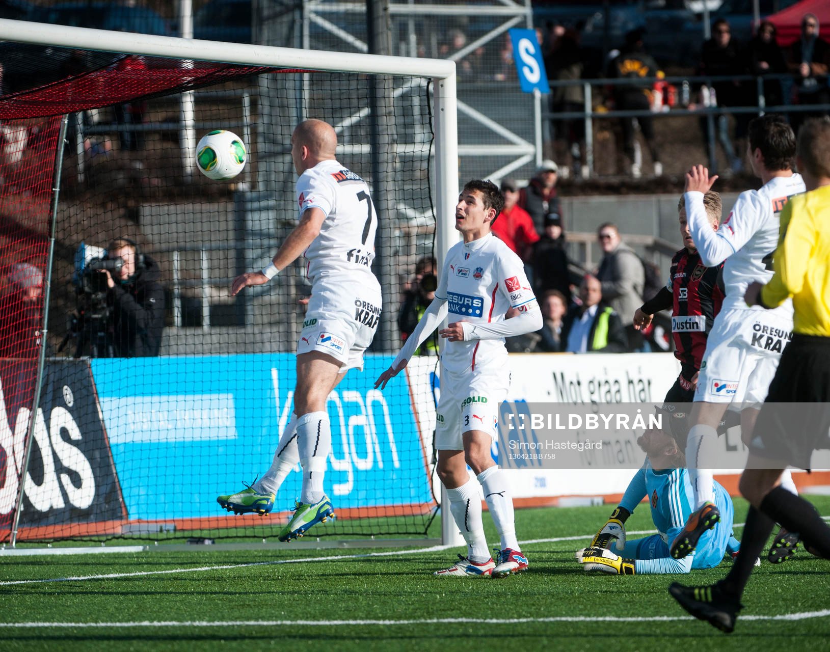 Mattias Lindström, Helsingborg, nickar in 0-1 för