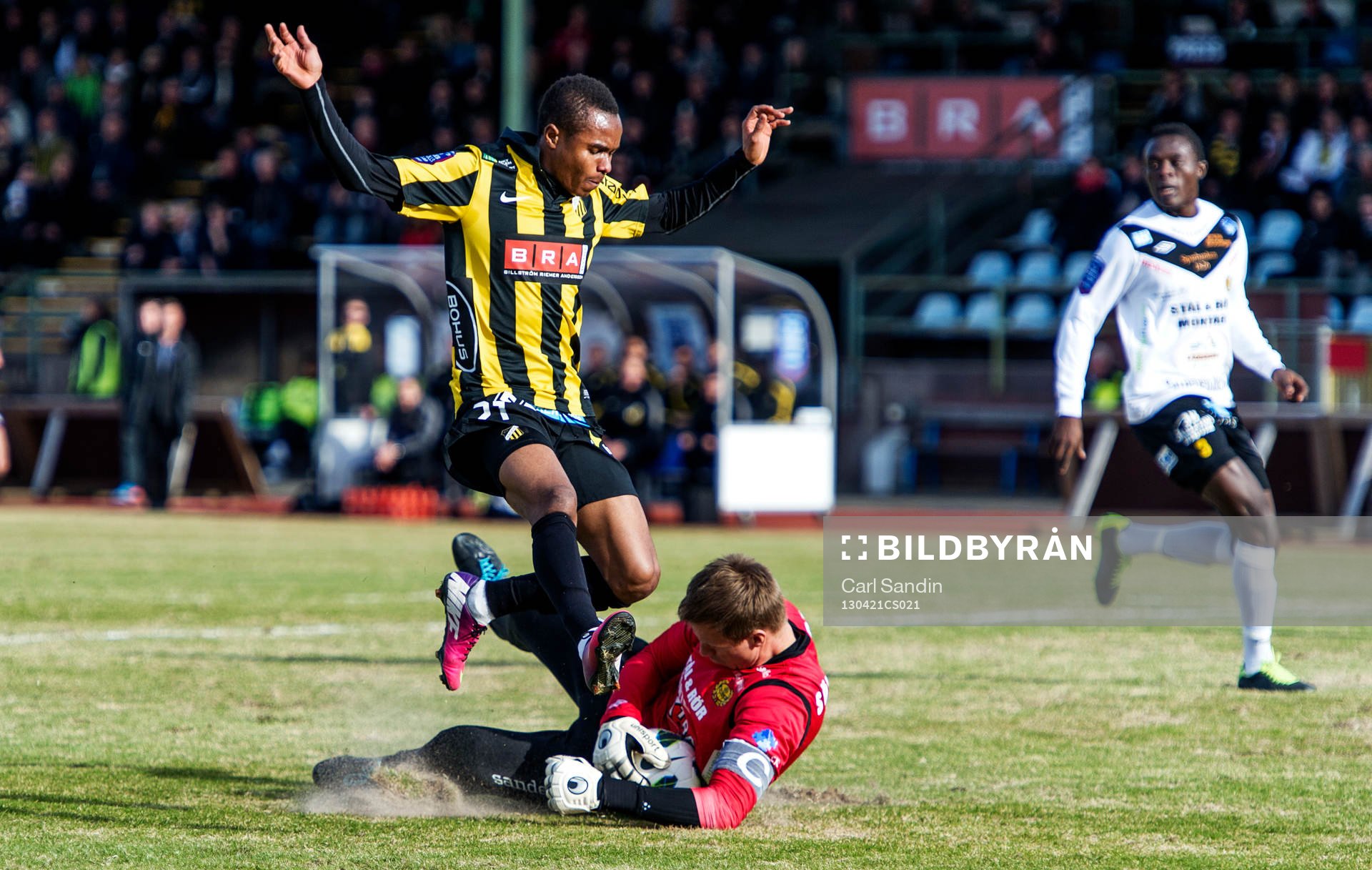 Nasiru Mohammed, Häcken, kommer rusande mot Mattias Asper,