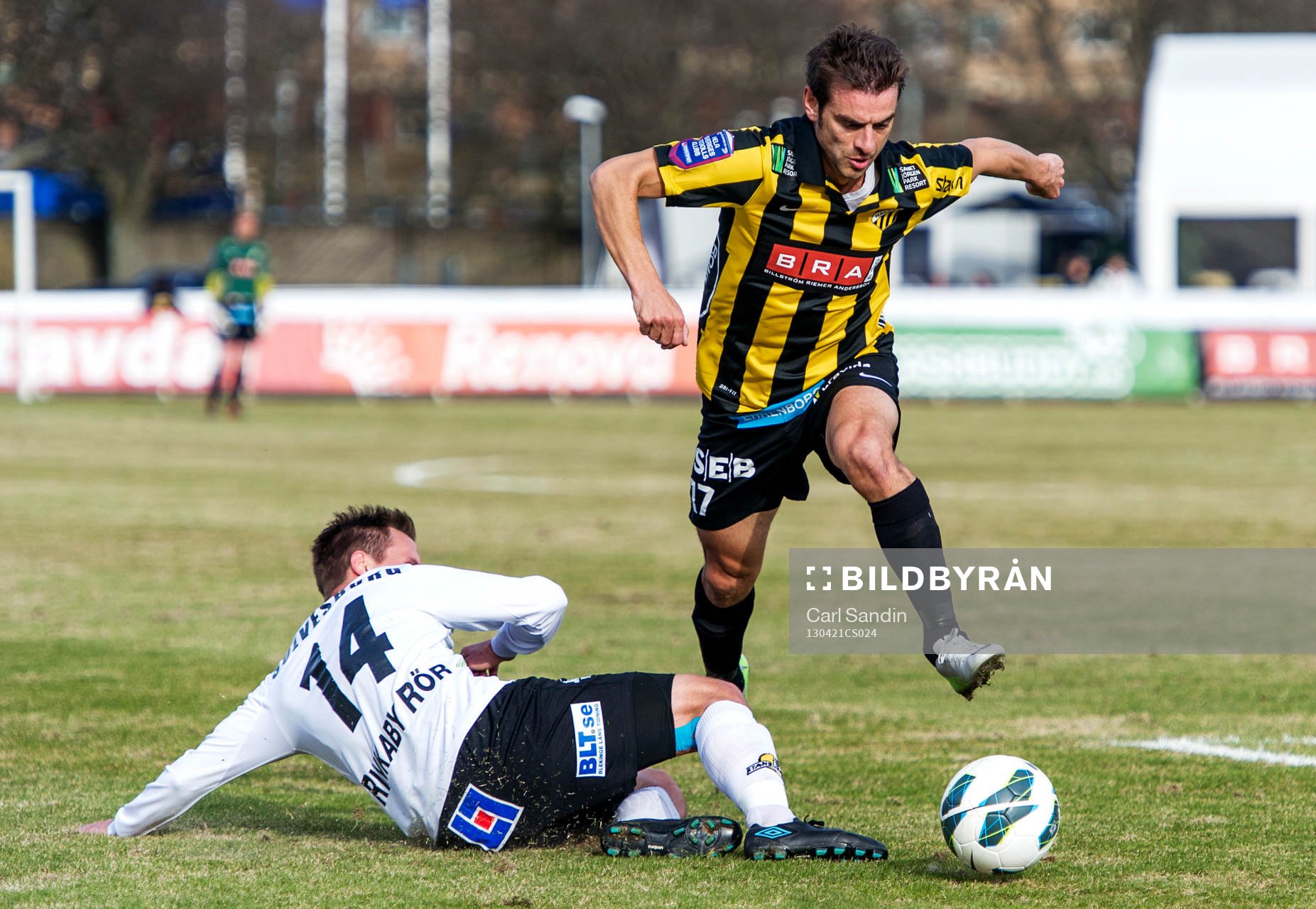 Björn Anklev, Häcken, tar sig förbi Daniel Nicklasson,