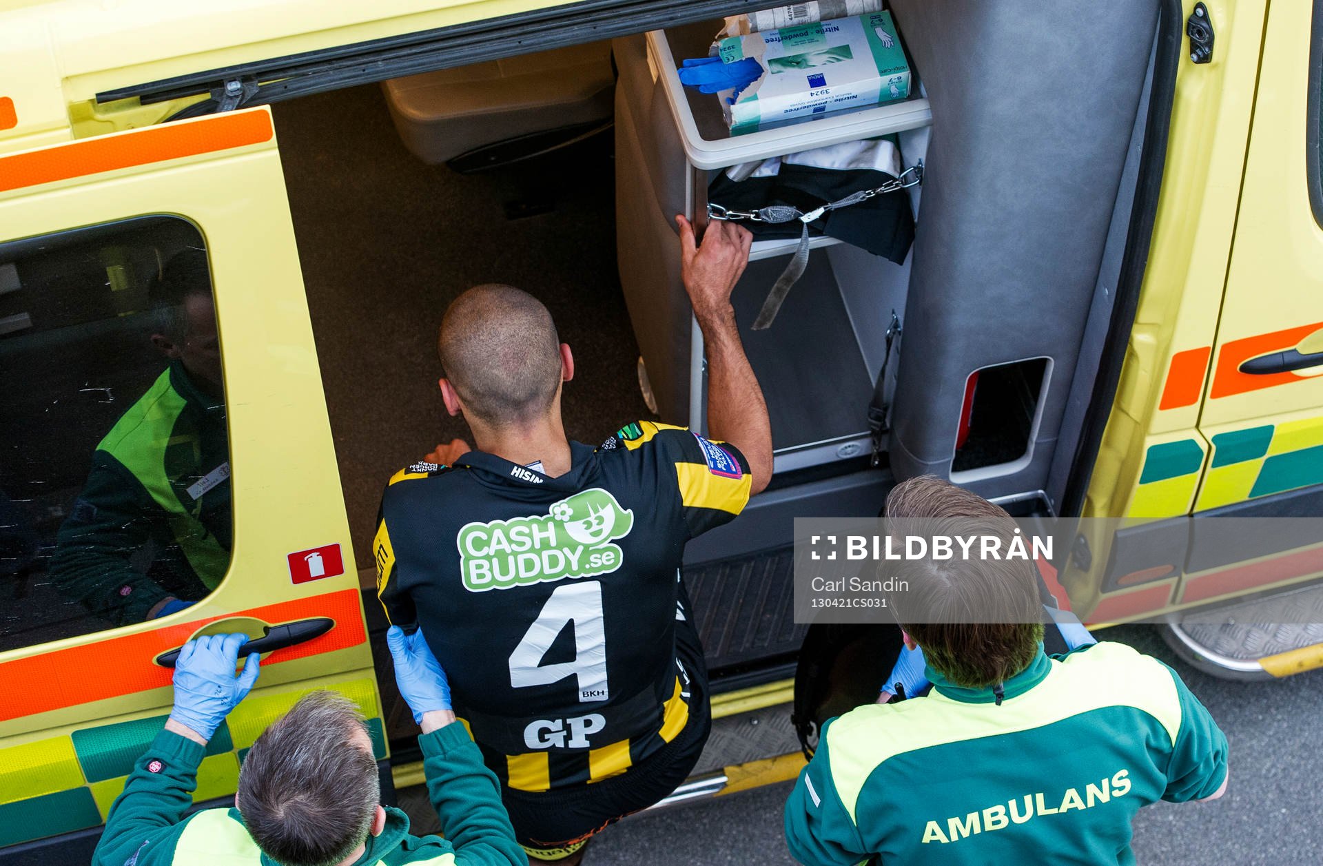 Mohammed Ali Khan, Häcken, går själv in i ambulansen