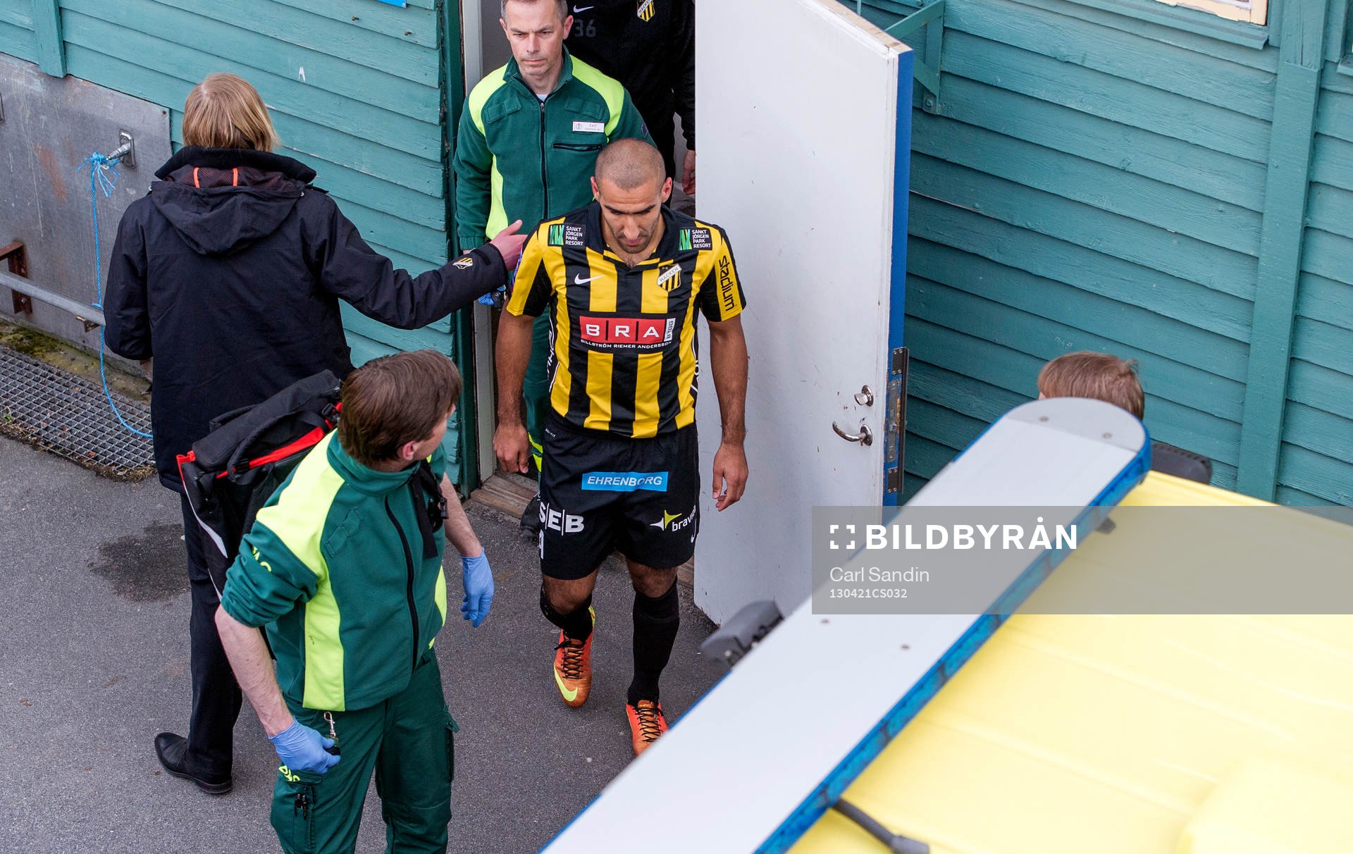 Mohammed Ali Khan, Häcken, går själv ut till ambulansen
