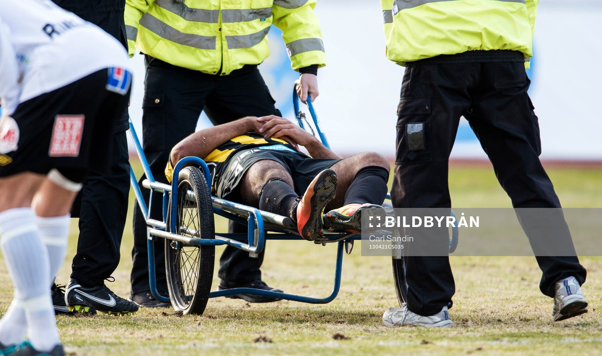 Mohammed Ali Khan, Häcken, körs av planen på bår