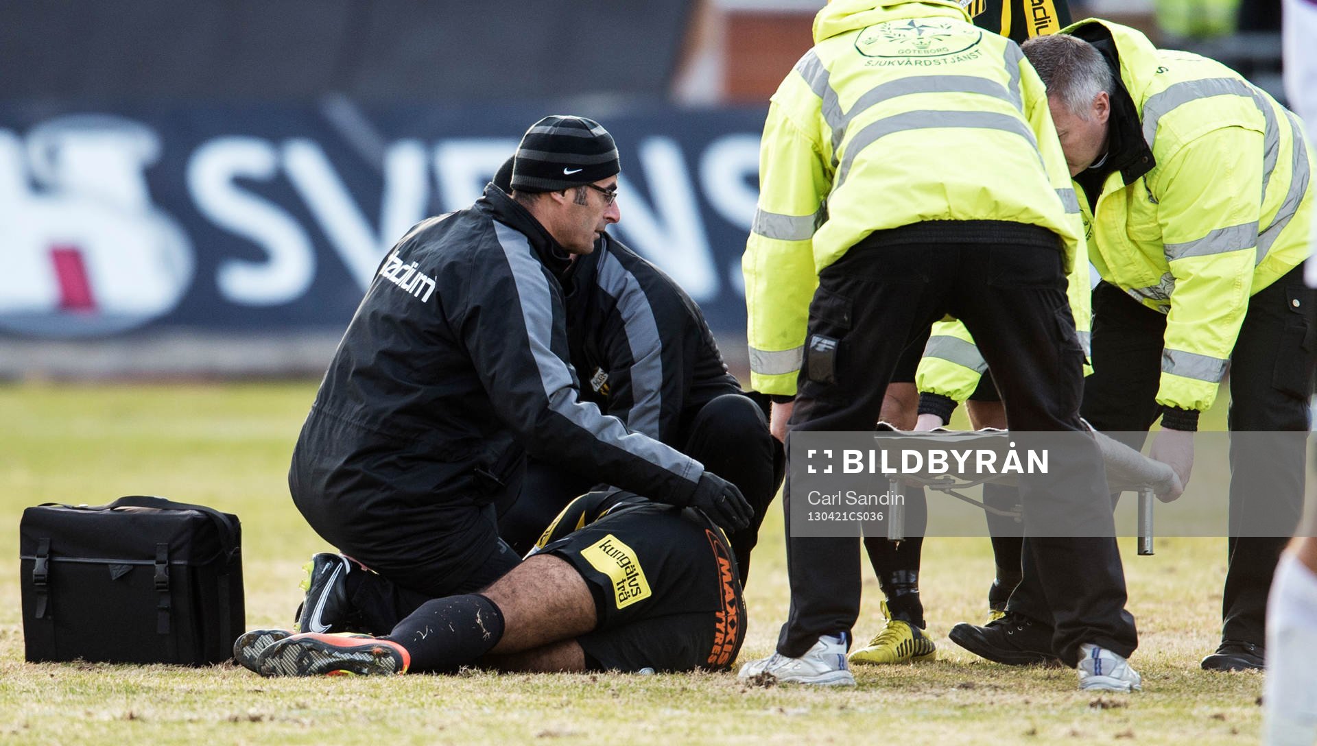 Mohammed Ali Khan, Häcken, lyfts över på bår