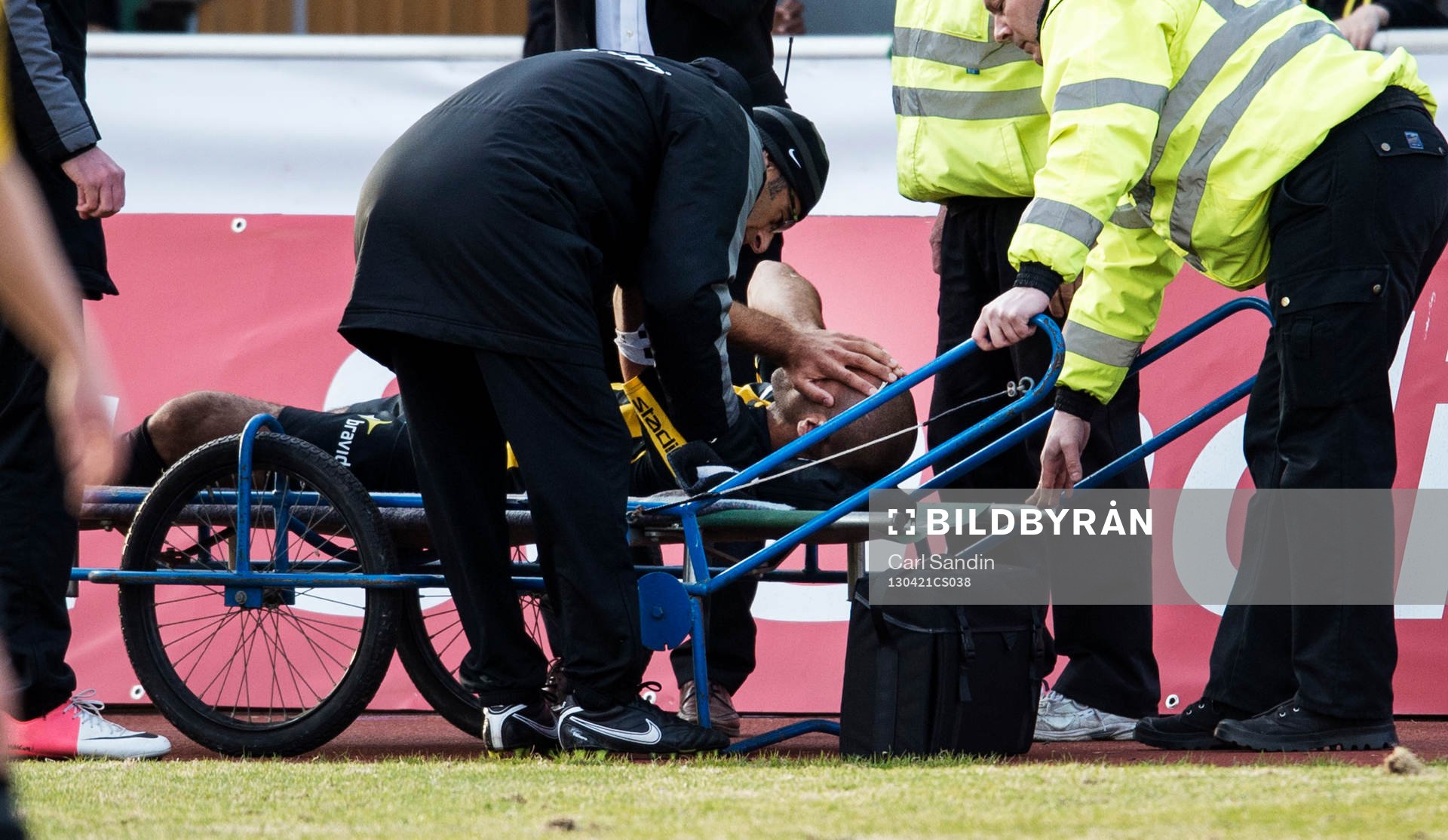 Fotboll, Allsvenskan, Häcken - Mjällby: Mohammed Ali Khan, Häcken, körs av planen på bår.