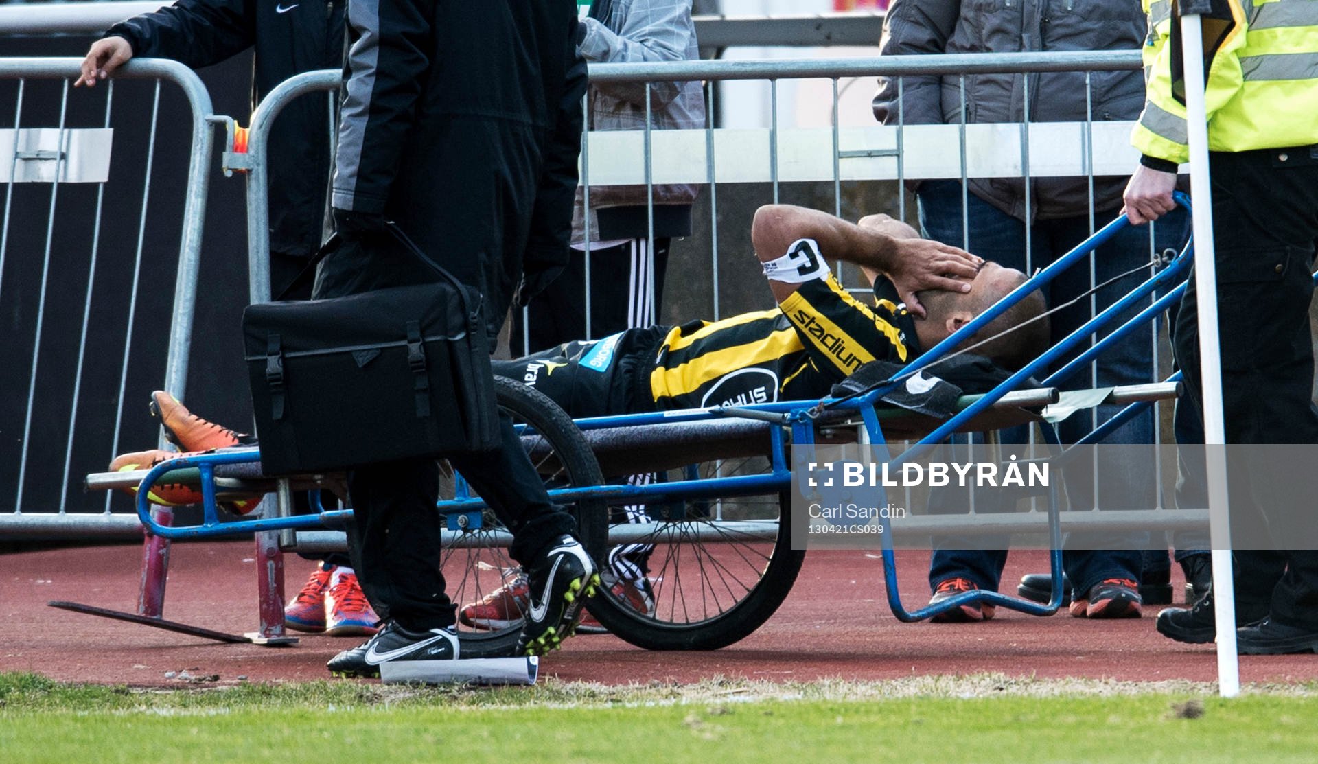 Mohammed Ali Khan, Häcken, körs av planen på bår